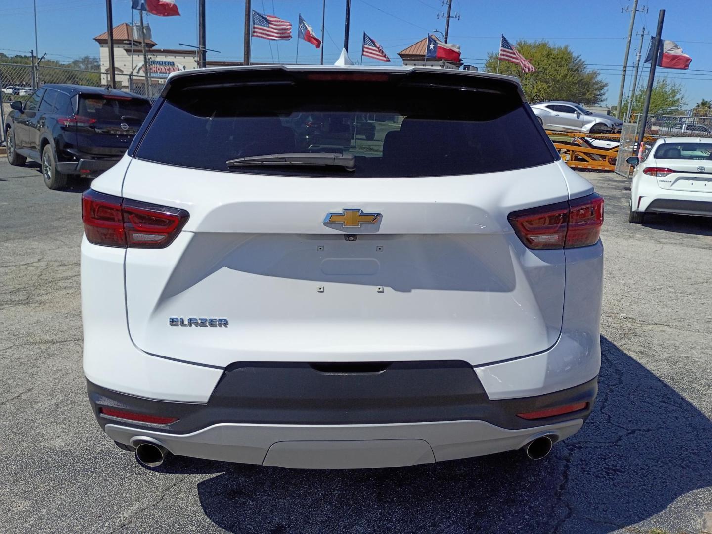 2025 White /Black Chevrolet Blazer 2LT (3GNKBCR42SS) with an 2.0L L4 DOHC 16 TURBO engine, 9A transmission, located at 1842 Wirt Road, Houston, TX, 77055, (713) 973-3903, 29.805330, -95.484787 - Photo#3