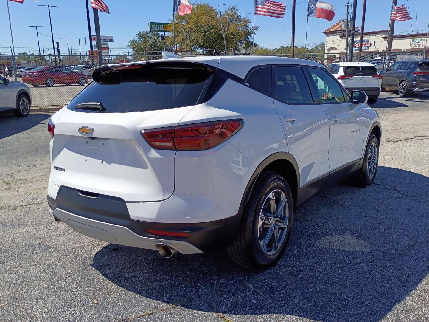 2025 White /Black Chevrolet Blazer 2LT (3GNKBCR42SS) with an 2.0L L4 DOHC 16 TURBO engine, 9A transmission, located at 1842 Wirt Road, Houston, TX, 77055, (713) 973-3903, 29.805330, -95.484787 - Photo#4