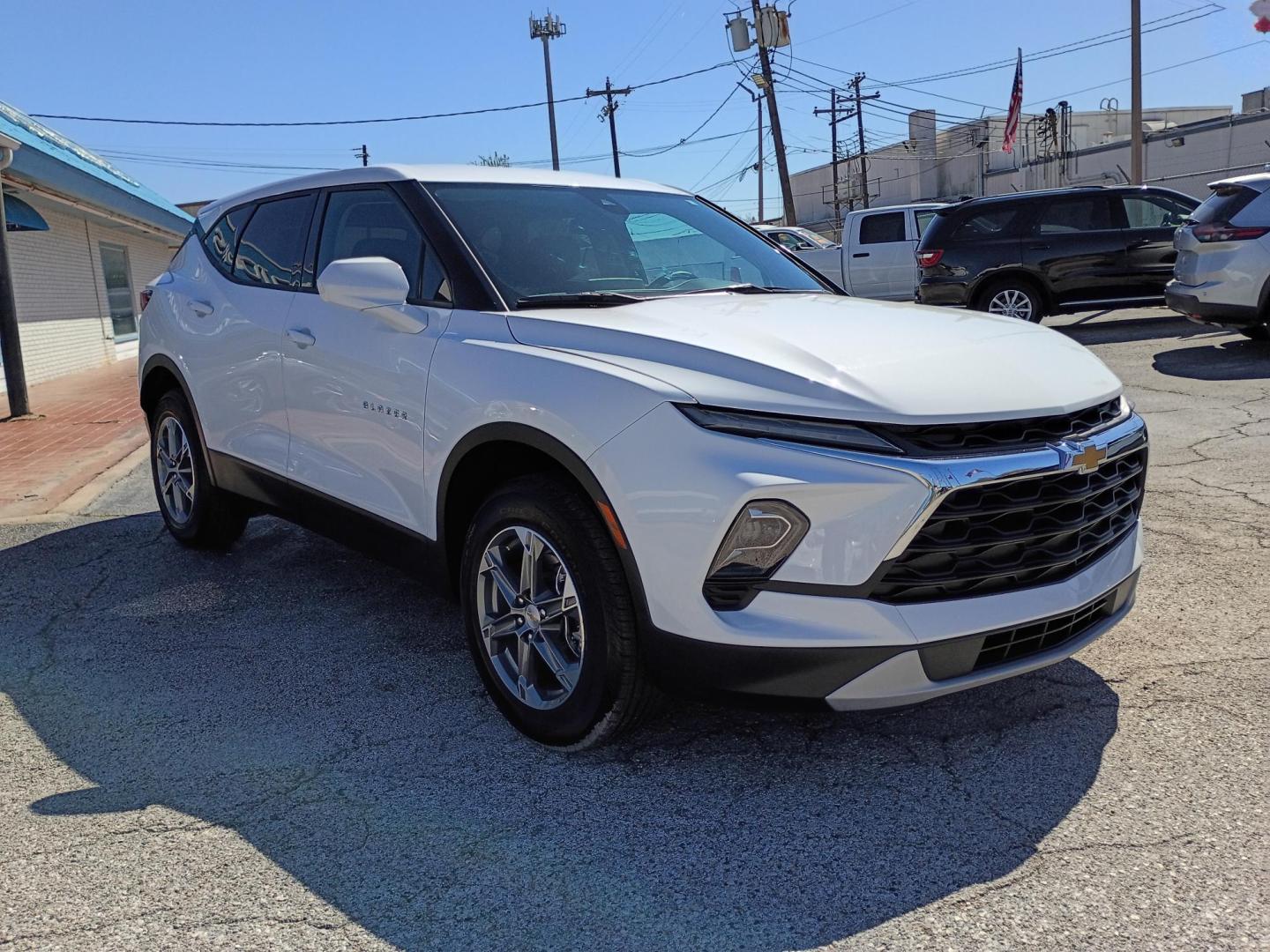 2025 White /Black Chevrolet Blazer 2LT (3GNKBCR42SS) with an 2.0L L4 DOHC 16 TURBO engine, 9A transmission, located at 1842 Wirt Road, Houston, TX, 77055, (713) 973-3903, 29.805330, -95.484787 - Photo#6