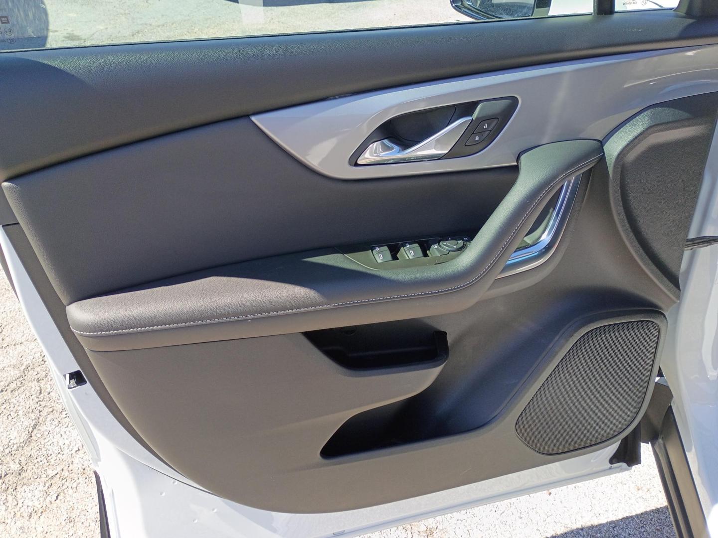 2025 White /Black Chevrolet Blazer 2LT (3GNKBCR42SS) with an 2.0L L4 DOHC 16 TURBO engine, 9A transmission, located at 1842 Wirt Road, Houston, TX, 77055, (713) 973-3903, 29.805330, -95.484787 - Photo#9