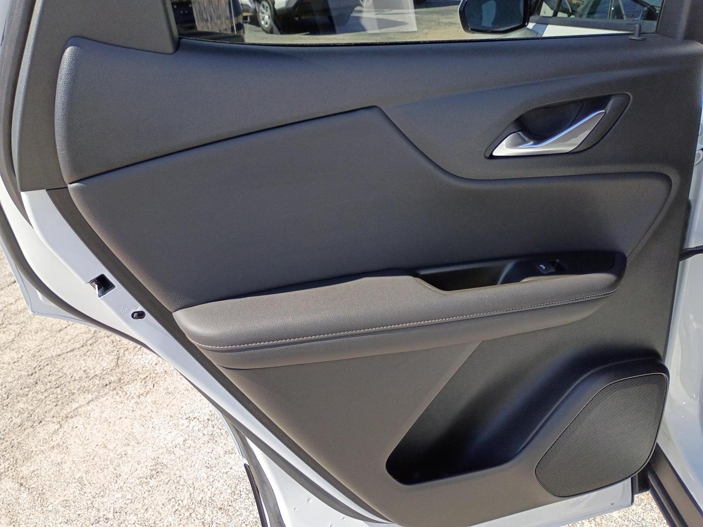 2025 White /Black Chevrolet Blazer 2LT (3GNKBCR42SS) with an 2.0L L4 DOHC 16 TURBO engine, 9A transmission, located at 1842 Wirt Road, Houston, TX, 77055, (713) 973-3903, 29.805330, -95.484787 - Photo#11