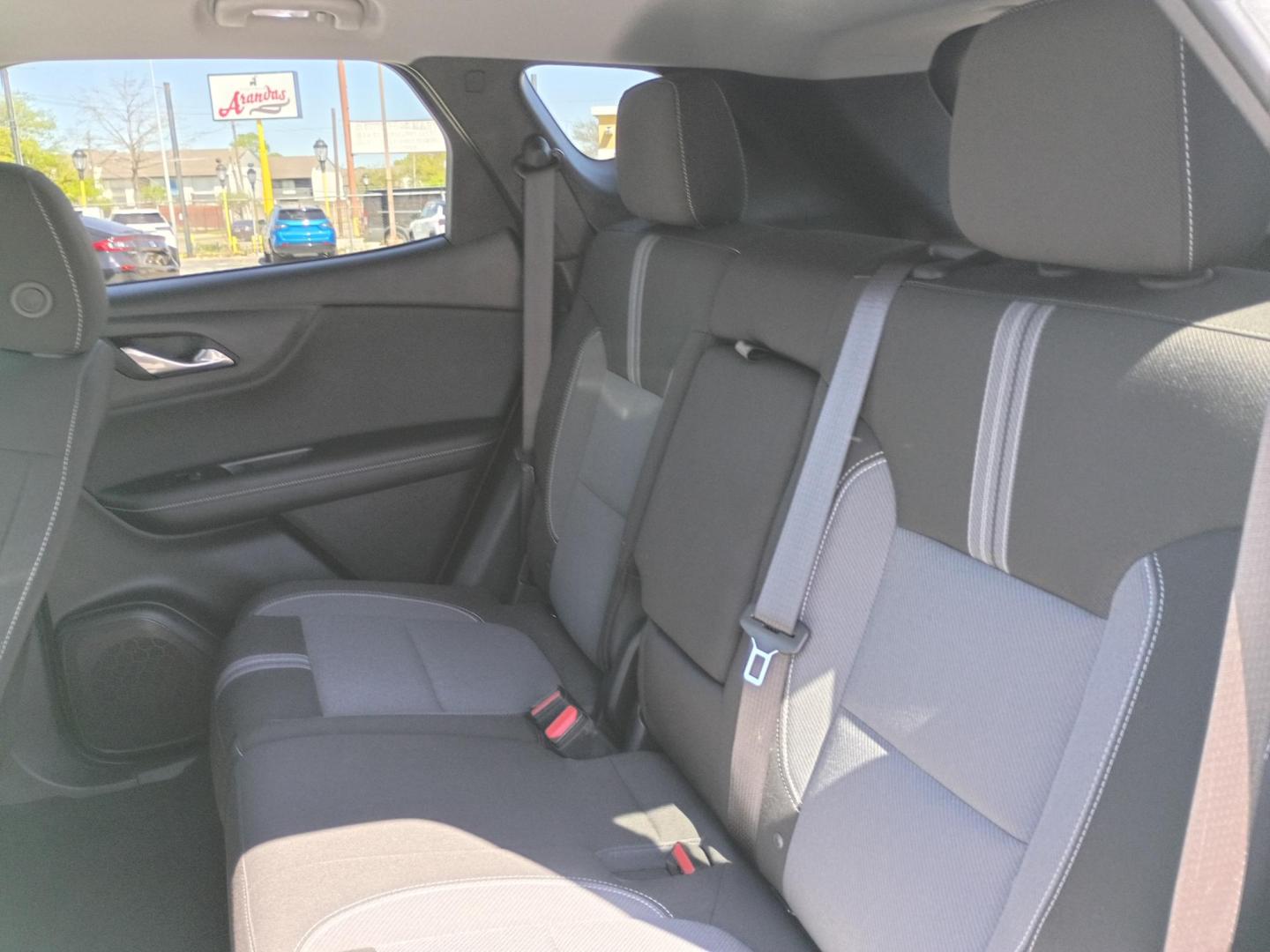 2025 White /Black Chevrolet Blazer 2LT (3GNKBCR42SS) with an 2.0L L4 DOHC 16 TURBO engine, 9A transmission, located at 1842 Wirt Road, Houston, TX, 77055, (713) 973-3903, 29.805330, -95.484787 - Photo#10