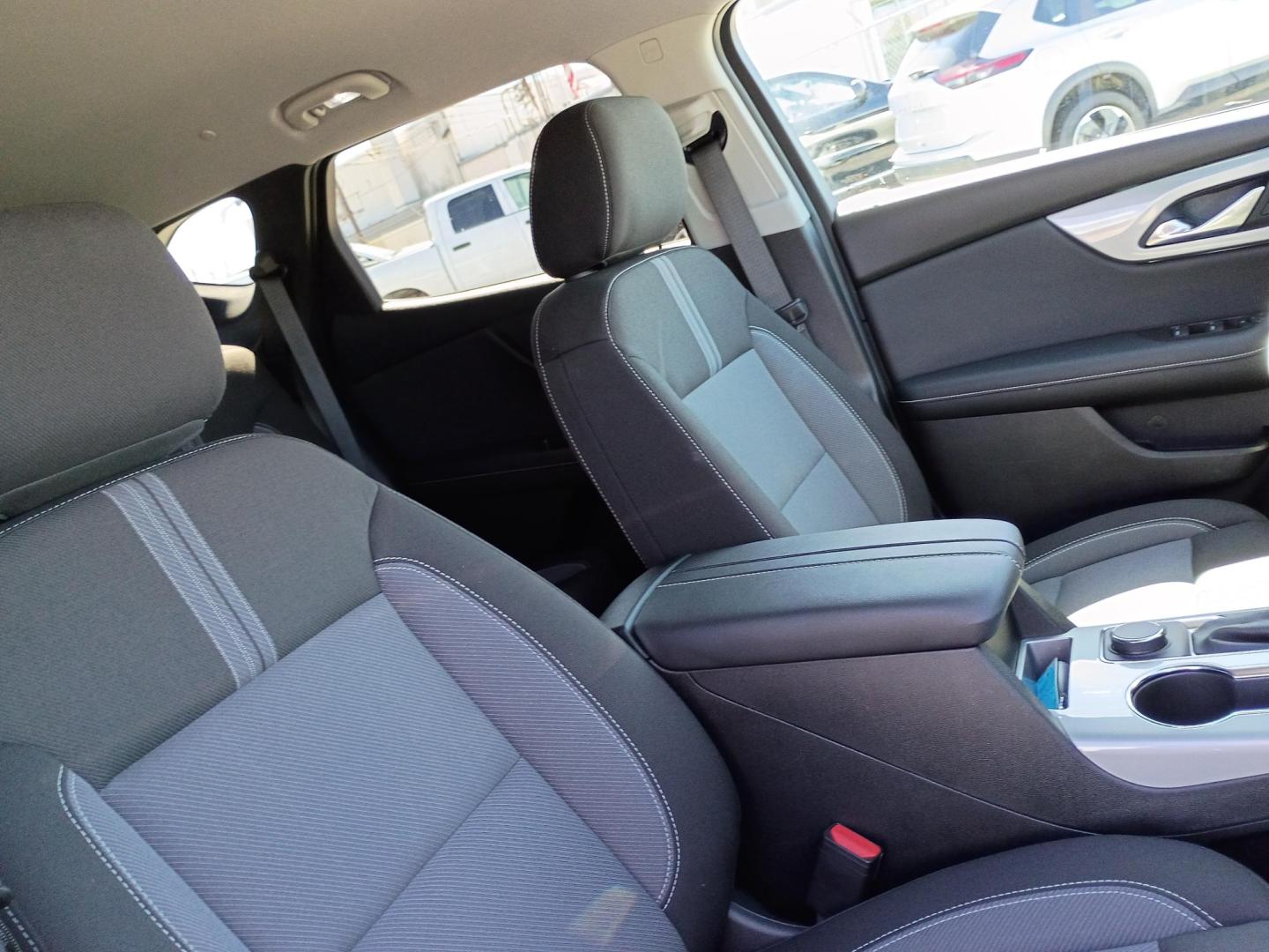 2025 White /Black Chevrolet Blazer 2LT (3GNKBCR42SS) with an 2.0L L4 DOHC 16 TURBO engine, 9A transmission, located at 1842 Wirt Road, Houston, TX, 77055, (713) 973-3903, 29.805330, -95.484787 - Photo#12