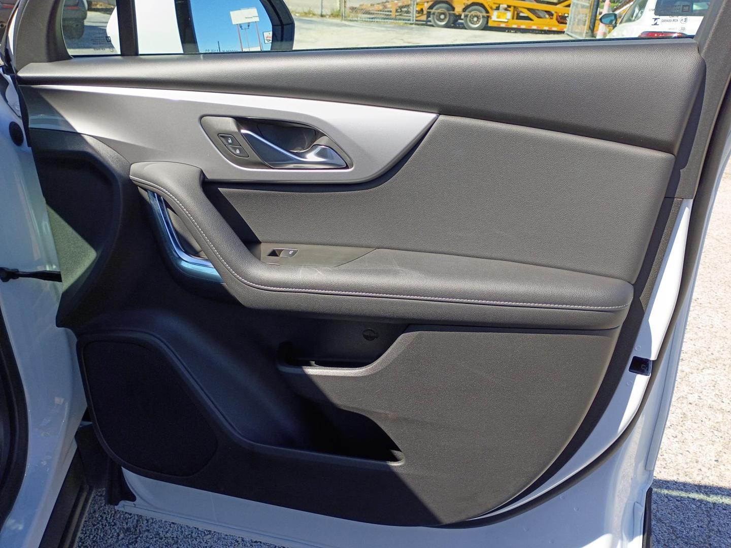 2025 White /Black Chevrolet Blazer 2LT (3GNKBCR42SS) with an 2.0L L4 DOHC 16 TURBO engine, 9A transmission, located at 1842 Wirt Road, Houston, TX, 77055, (713) 973-3903, 29.805330, -95.484787 - Photo#13