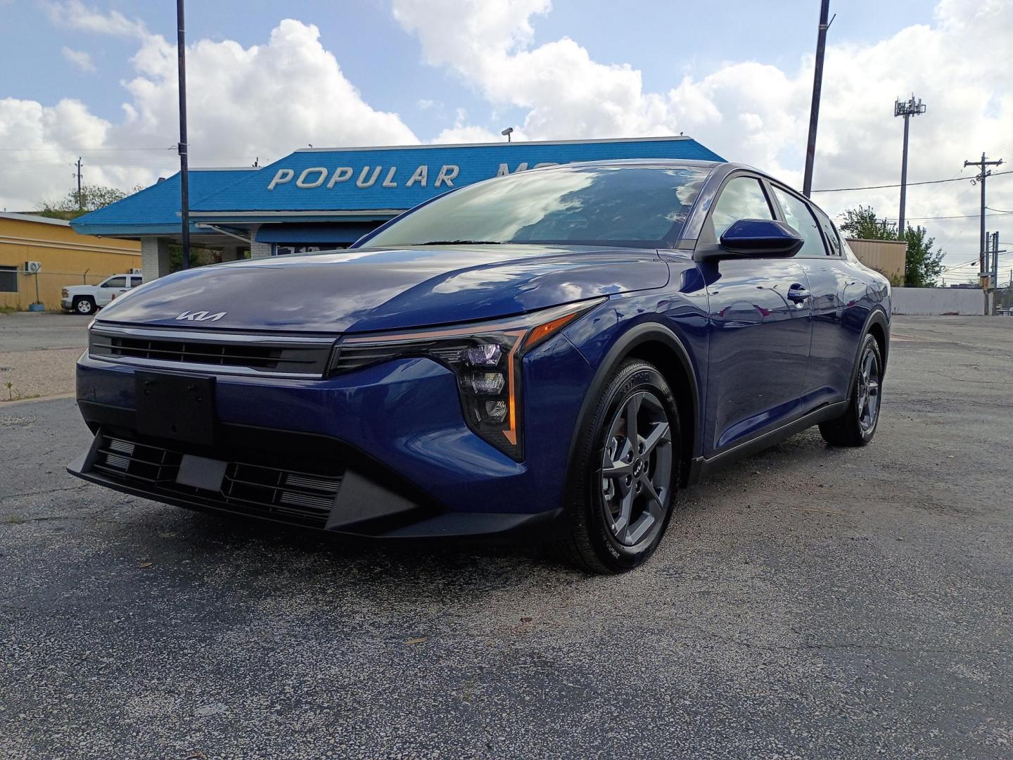 2025 BLUE /Black Kia K4 LX (3KPFT4DE4SE) with an 2.0L L4 DOHC 16V engine, CVT transmission, located at 1842 Wirt Road, Houston, TX, 77055, (713) 973-3903, 29.805330, -95.484787 - Photo#0