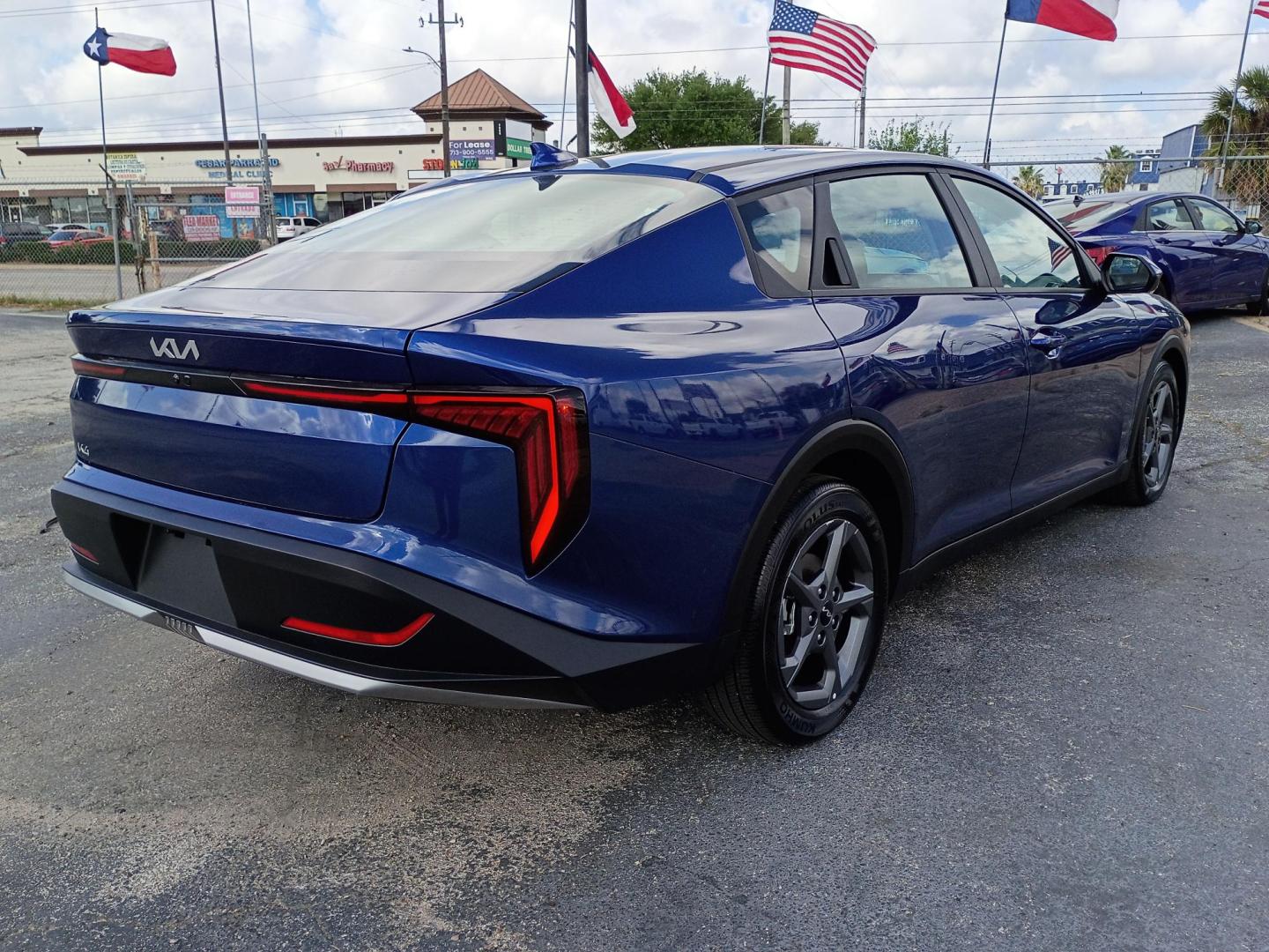 2025 BLUE /Black Kia K4 LX (3KPFT4DE4SE) with an 2.0L L4 DOHC 16V engine, CVT transmission, located at 1842 Wirt Road, Houston, TX, 77055, (713) 973-3903, 29.805330, -95.484787 - Photo#4