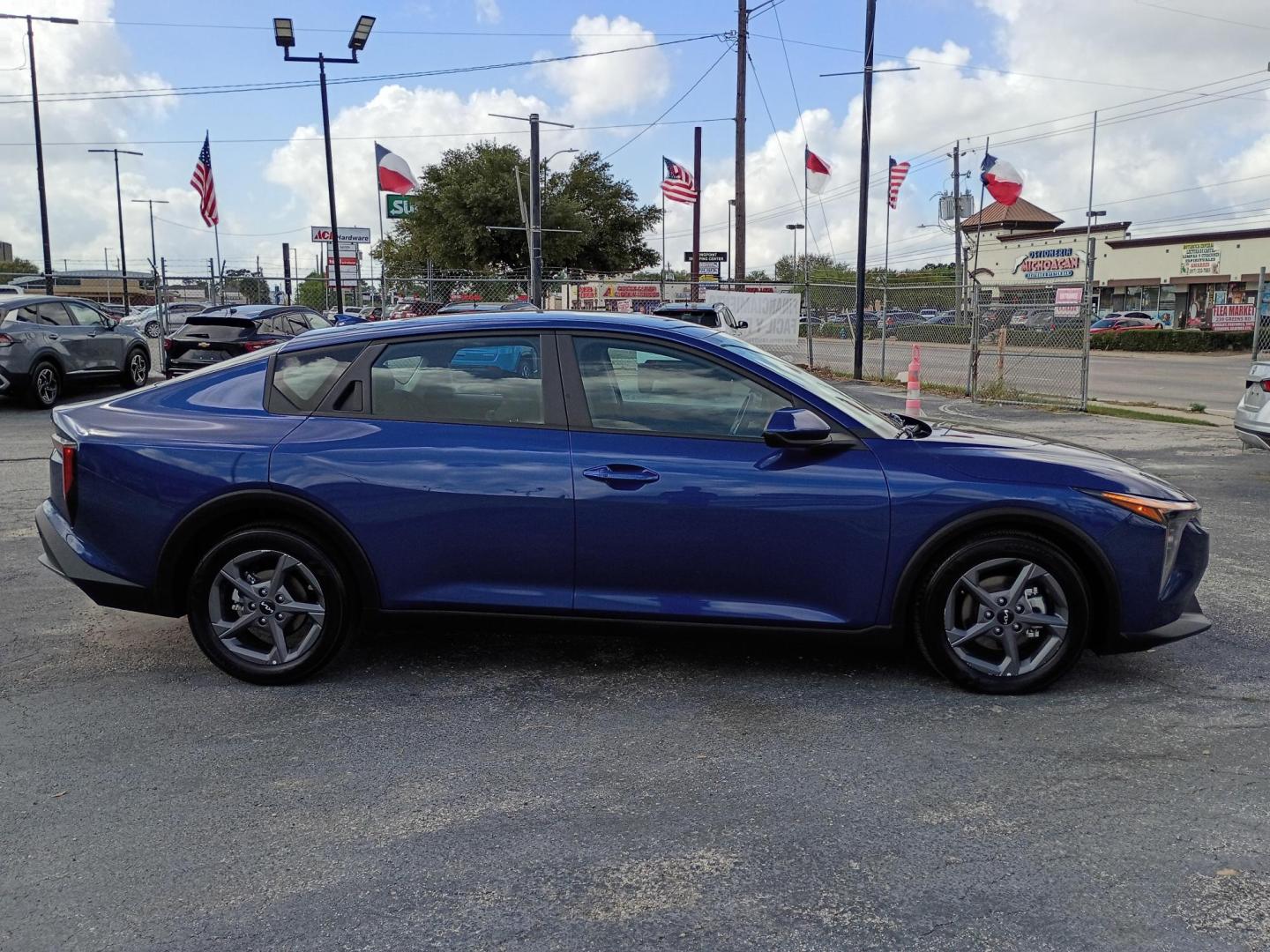 2025 BLUE /Black Kia K4 LX (3KPFT4DE4SE) with an 2.0L L4 DOHC 16V engine, CVT transmission, located at 1842 Wirt Road, Houston, TX, 77055, (713) 973-3903, 29.805330, -95.484787 - Photo#5