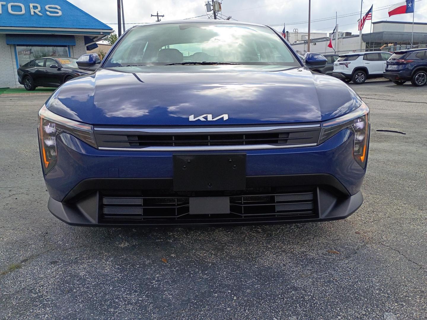 2025 BLUE /Black Kia K4 LX (3KPFT4DE4SE) with an 2.0L L4 DOHC 16V engine, CVT transmission, located at 1842 Wirt Road, Houston, TX, 77055, (713) 973-3903, 29.805330, -95.484787 - Photo#7