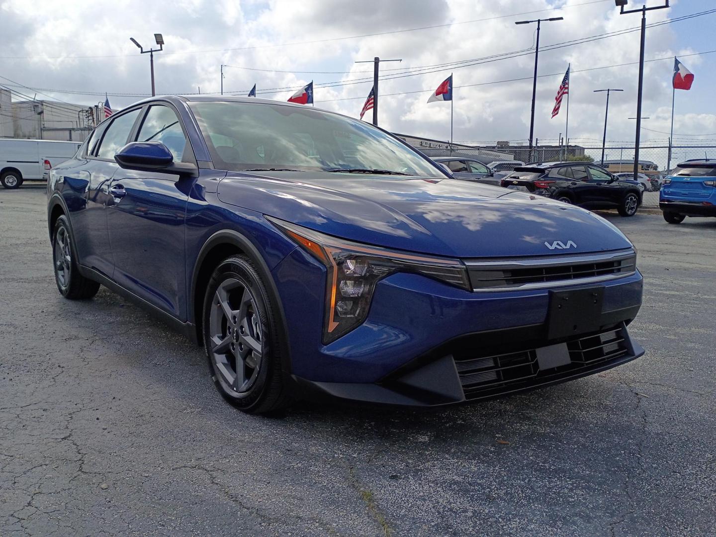 2025 BLUE /Black Kia K4 LX (3KPFT4DE4SE) with an 2.0L L4 DOHC 16V engine, CVT transmission, located at 1842 Wirt Road, Houston, TX, 77055, (713) 973-3903, 29.805330, -95.484787 - Photo#6