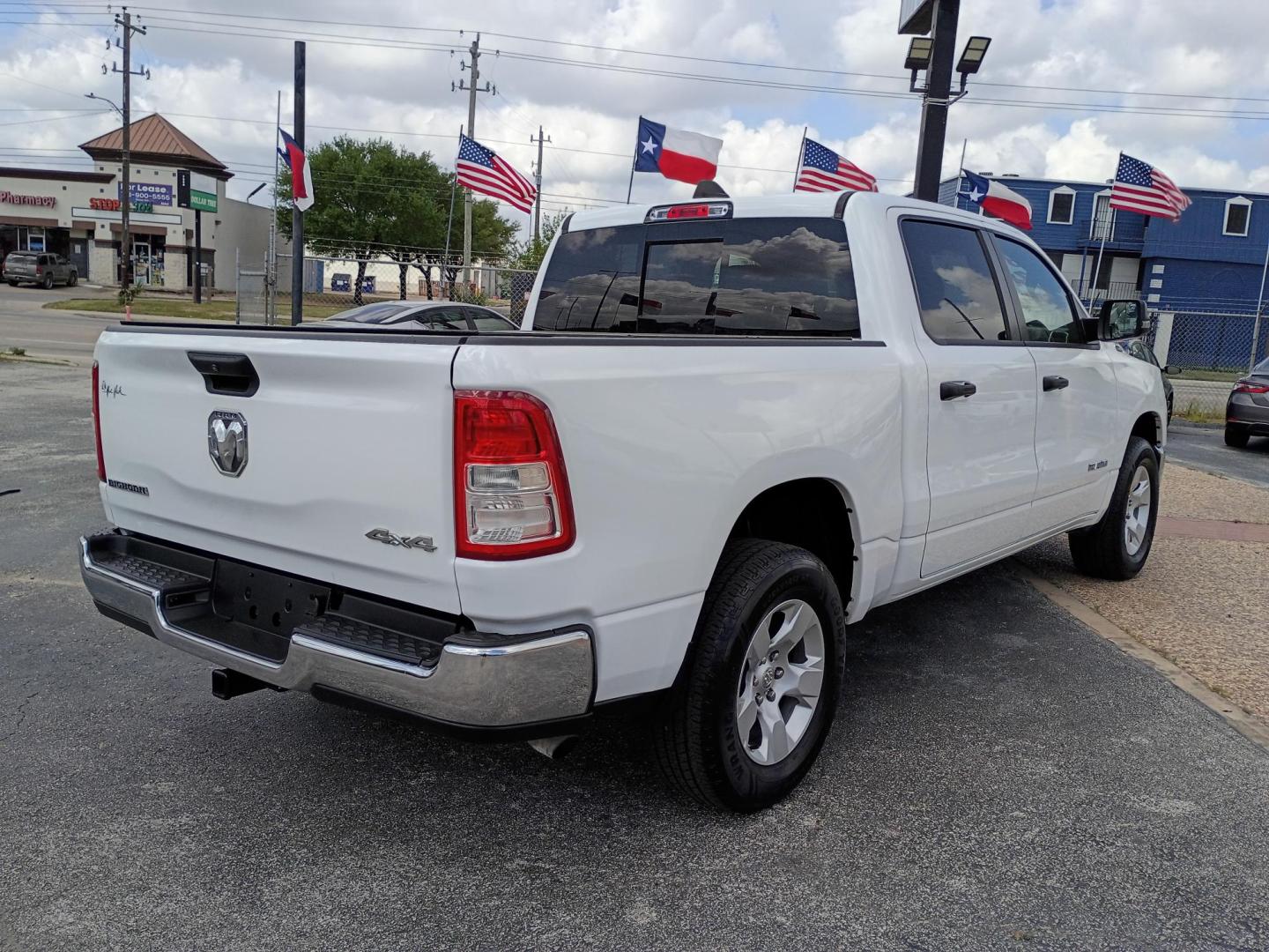 2023 White /Black RAM 1500 Big Horn Crew Cab SWB 4WD (1C6RRFFG5PN) with an 3.6L V6 DOHC 24V engine, 8A transmission, located at 1842 Wirt Road, Houston, TX, 77055, (713) 973-3903, 29.805330, -95.484787 - Photo#4