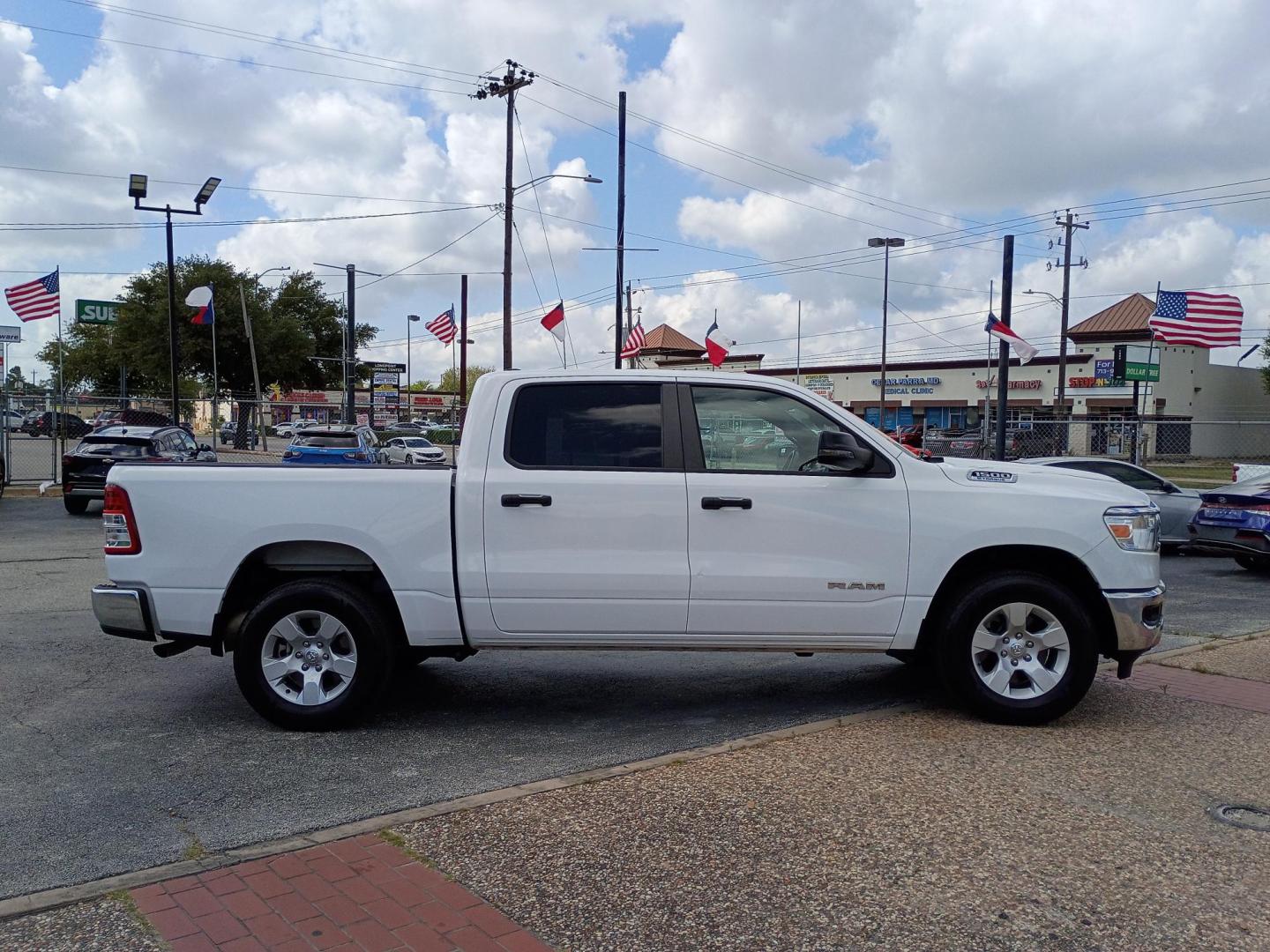 2023 White /Black RAM 1500 Big Horn Crew Cab SWB 4WD (1C6RRFFG5PN) with an 3.6L V6 DOHC 24V engine, 8A transmission, located at 1842 Wirt Road, Houston, TX, 77055, (713) 973-3903, 29.805330, -95.484787 - Photo#5