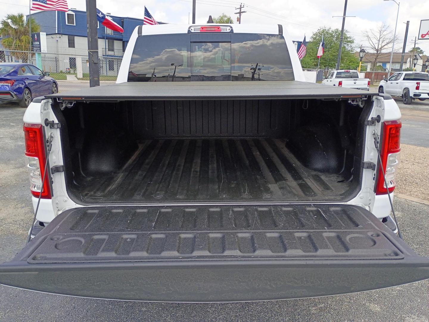 2023 White /Black RAM 1500 Big Horn Crew Cab SWB 4WD (1C6RRFFG5PN) with an 3.6L V6 DOHC 24V engine, 8A transmission, located at 1842 Wirt Road, Houston, TX, 77055, (713) 973-3903, 29.805330, -95.484787 - Photo#18