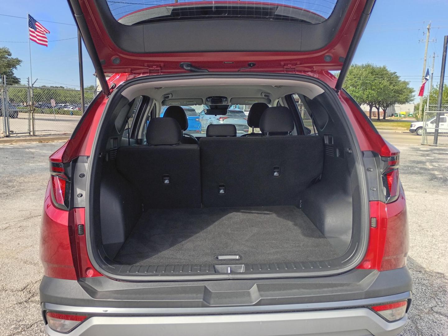 2025 MAROON /Black Hyundai Tucson SEL AWD (5NMJBCDE2SH) with an 2.5L L4 DOHC 16V engine, 8A transmission, located at 1842 Wirt Road, Houston, TX, 77055, (713) 973-3903, 29.805330, -95.484787 - Photo#18