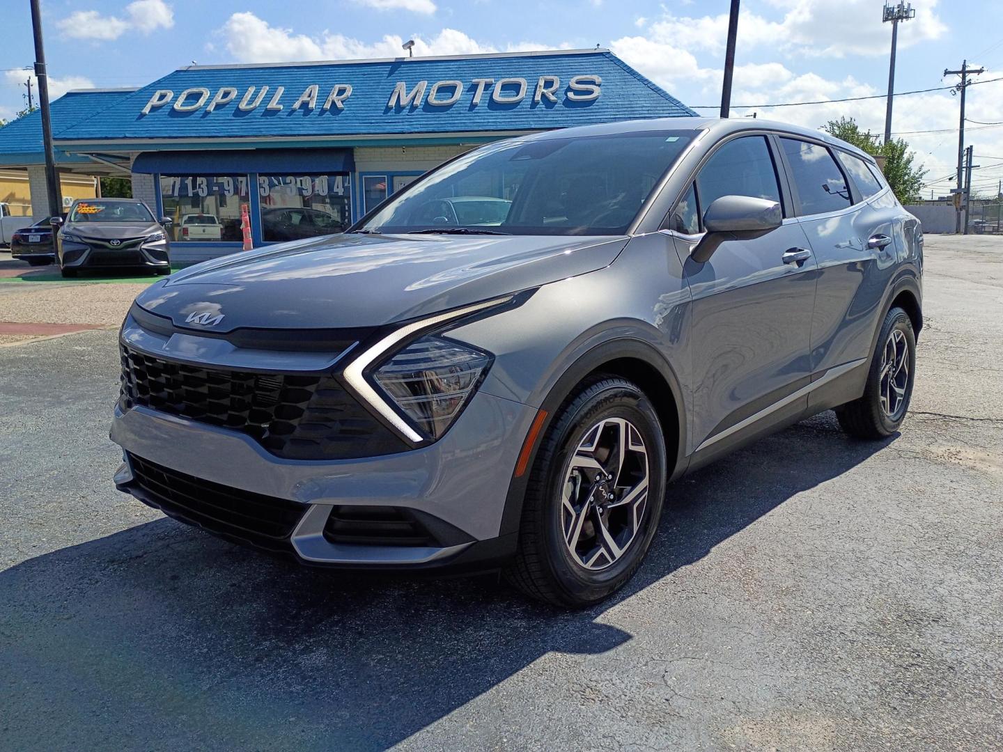 2025 Everlasting Silver /Black Kia Sportage LX (5XYK23DF3SG) with an 2.5L V6 DOHC 24V engine, 8A transmission, located at 1842 Wirt Road, Houston, TX, 77055, (713) 973-3903, 29.805330, -95.484787 - Photo#0