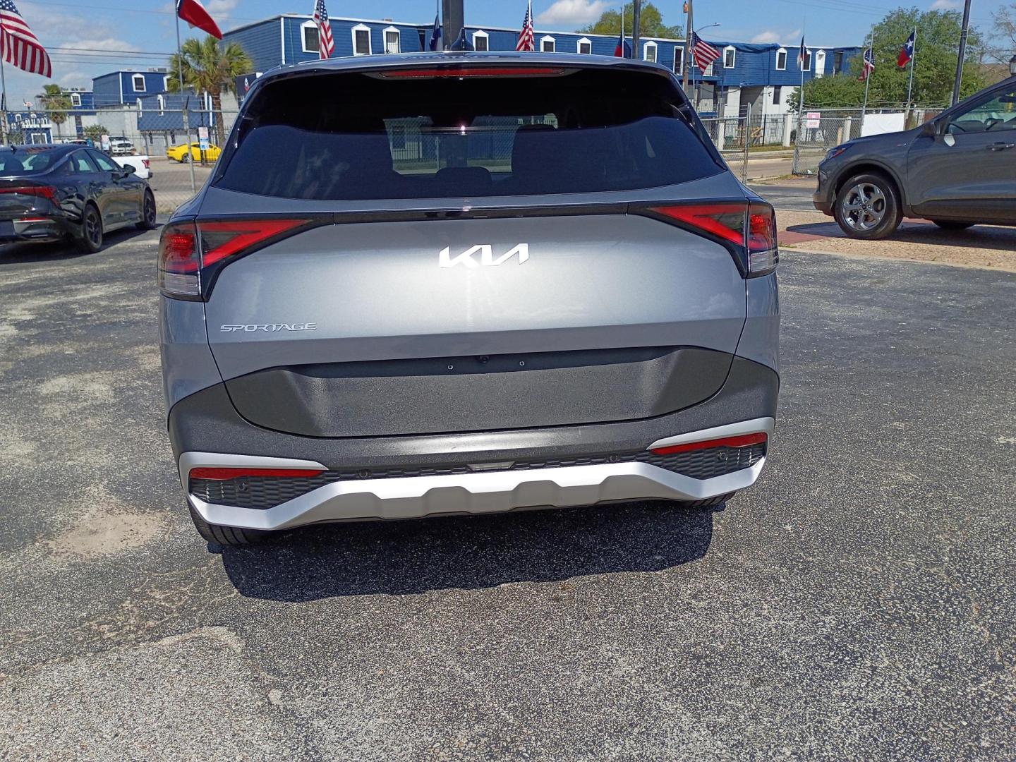 2025 Everlasting Silver /Black Kia Sportage LX (5XYK23DF3SG) with an 2.5L V6 DOHC 24V engine, 8A transmission, located at 1842 Wirt Road, Houston, TX, 77055, (713) 973-3903, 29.805330, -95.484787 - Photo#3