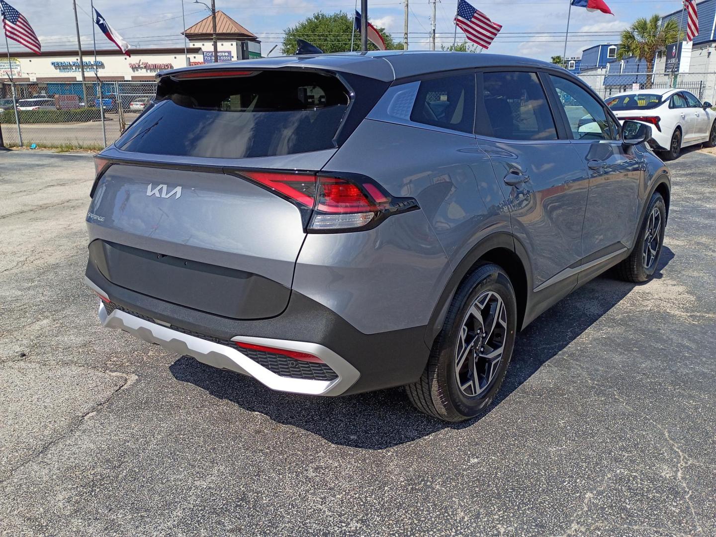 2025 Everlasting Silver /Black Kia Sportage LX (5XYK23DF3SG) with an 2.5L V6 DOHC 24V engine, 8A transmission, located at 1842 Wirt Road, Houston, TX, 77055, (713) 973-3903, 29.805330, -95.484787 - Photo#4