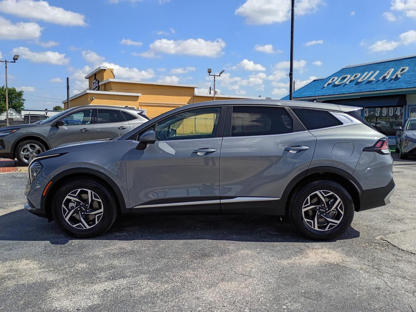 2025 Everlasting Silver /Black Kia Sportage LX (5XYK23DF3SG) with an 2.5L V6 DOHC 24V engine, 8A transmission, located at 1842 Wirt Road, Houston, TX, 77055, (713) 973-3903, 29.805330, -95.484787 - Photo#1