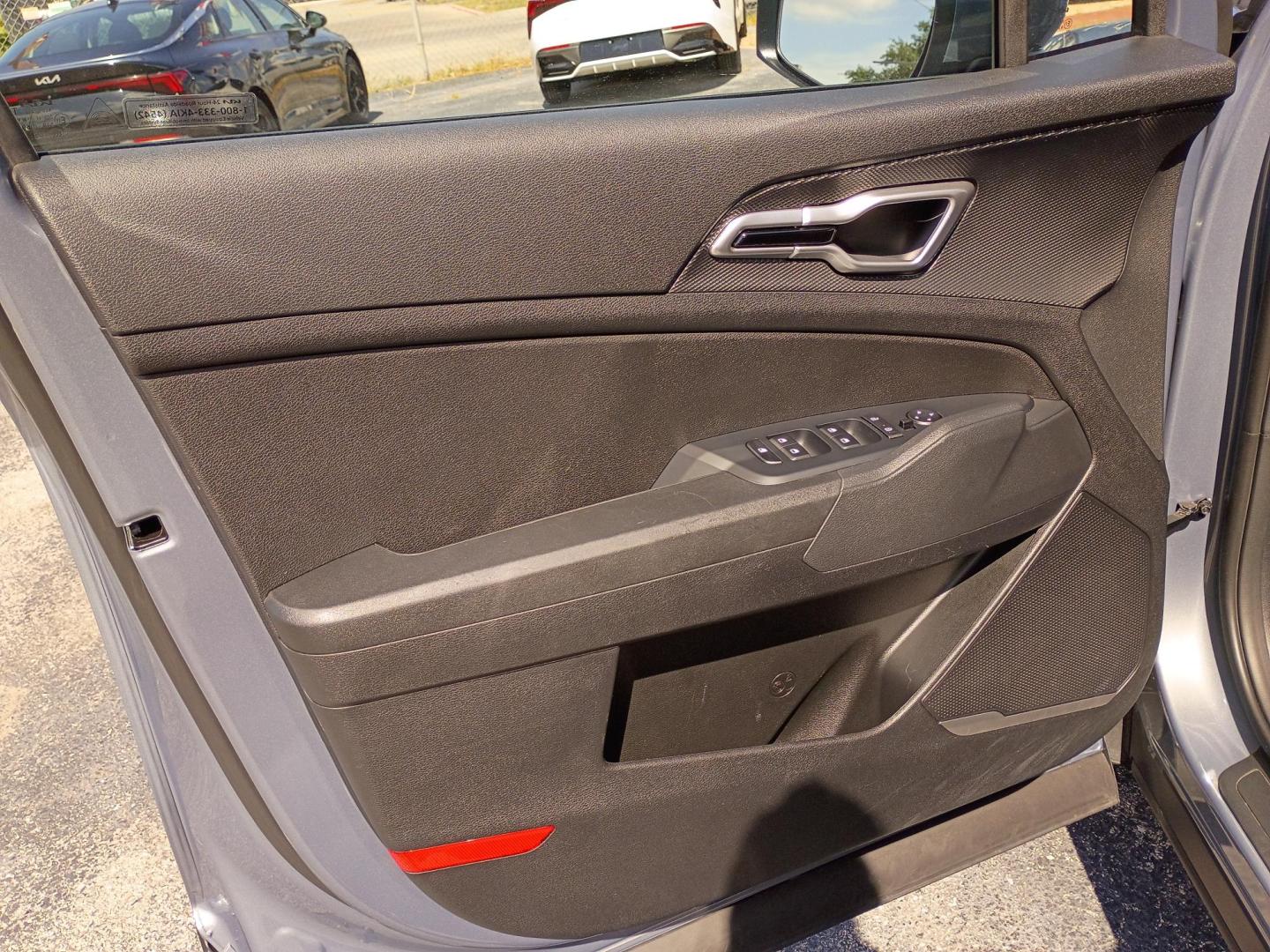 2025 Everlasting Silver /Black Kia Sportage LX (5XYK23DF3SG) with an 2.5L V6 DOHC 24V engine, 8A transmission, located at 1842 Wirt Road, Houston, TX, 77055, (713) 973-3903, 29.805330, -95.484787 - Photo#9