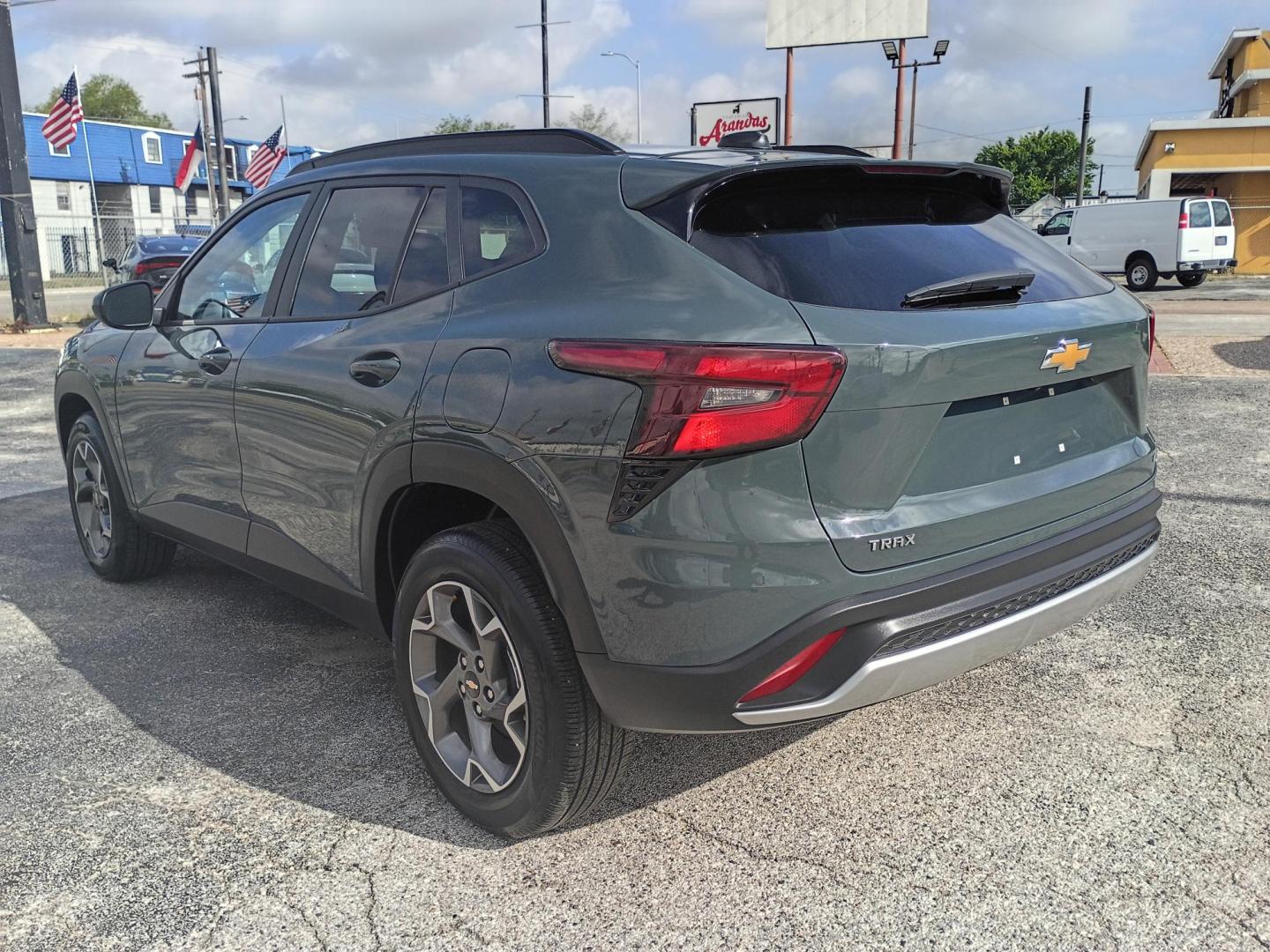 2025 Cypress Gray /Black Chevrolet Trax LT (KL77LHEP8SC) with an 1.2L L3 TURBO engine, 6A transmission, located at 1842 Wirt Road, Houston, TX, 77055, (713) 973-3903, 29.805330, -95.484787 - Photo#2
