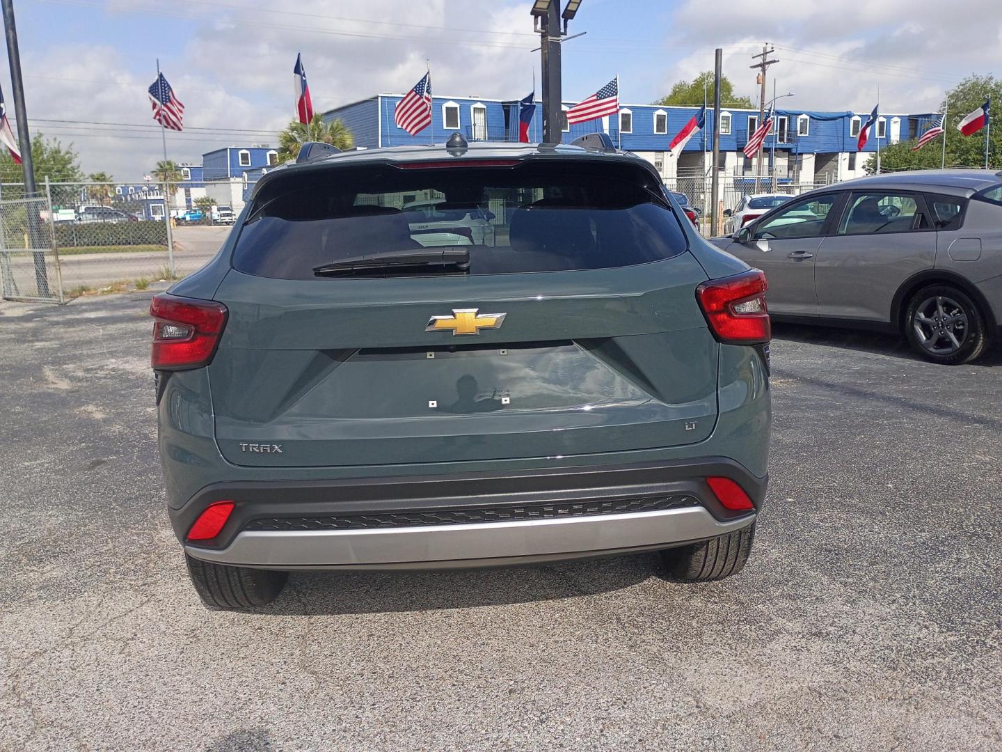2025 Cypress Gray /Black Chevrolet Trax LT (KL77LHEP8SC) with an 1.2L L3 TURBO engine, 6A transmission, located at 1842 Wirt Road, Houston, TX, 77055, (713) 973-3903, 29.805330, -95.484787 - Photo#3
