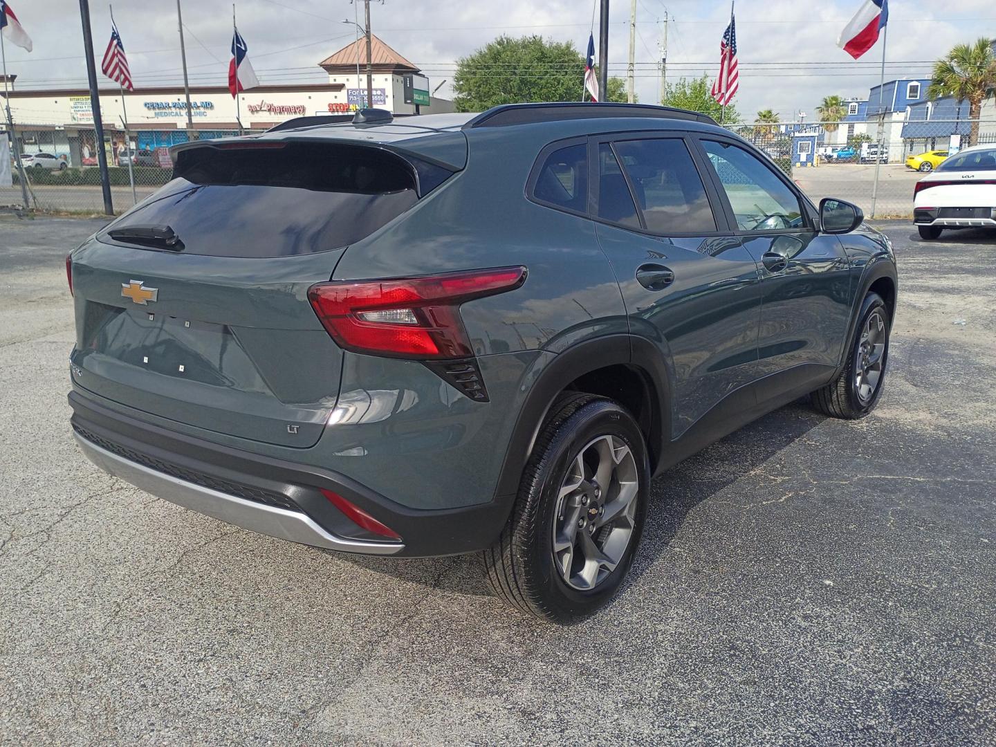 2025 Cypress Gray /Black Chevrolet Trax LT (KL77LHEP8SC) with an 1.2L L3 TURBO engine, 6A transmission, located at 1842 Wirt Road, Houston, TX, 77055, (713) 973-3903, 29.805330, -95.484787 - Photo#4