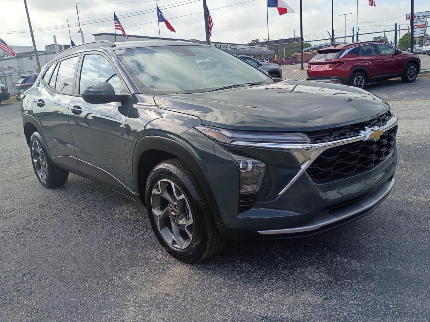 2025 Cypress Gray /Black Chevrolet Trax LT (KL77LHEP8SC) with an 1.2L L3 TURBO engine, 6A transmission, located at 1842 Wirt Road, Houston, TX, 77055, (713) 973-3903, 29.805330, -95.484787 - Photo#6
