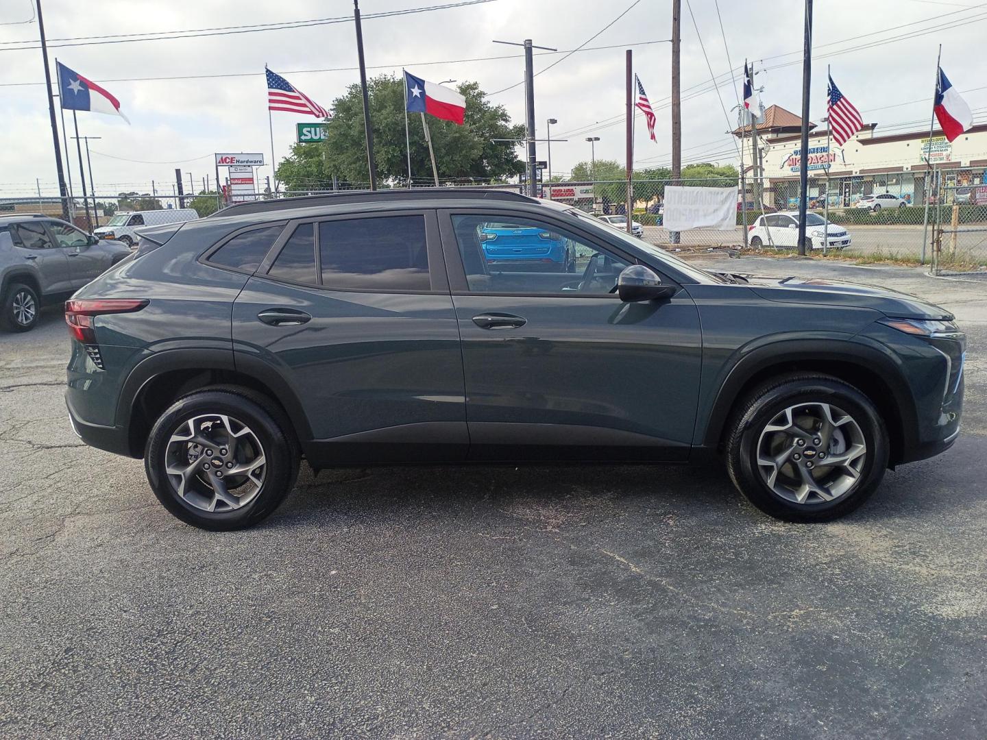 2025 Cypress Gray /Black Chevrolet Trax LT (KL77LHEP8SC) with an 1.2L L3 TURBO engine, 6A transmission, located at 1842 Wirt Road, Houston, TX, 77055, (713) 973-3903, 29.805330, -95.484787 - Photo#5