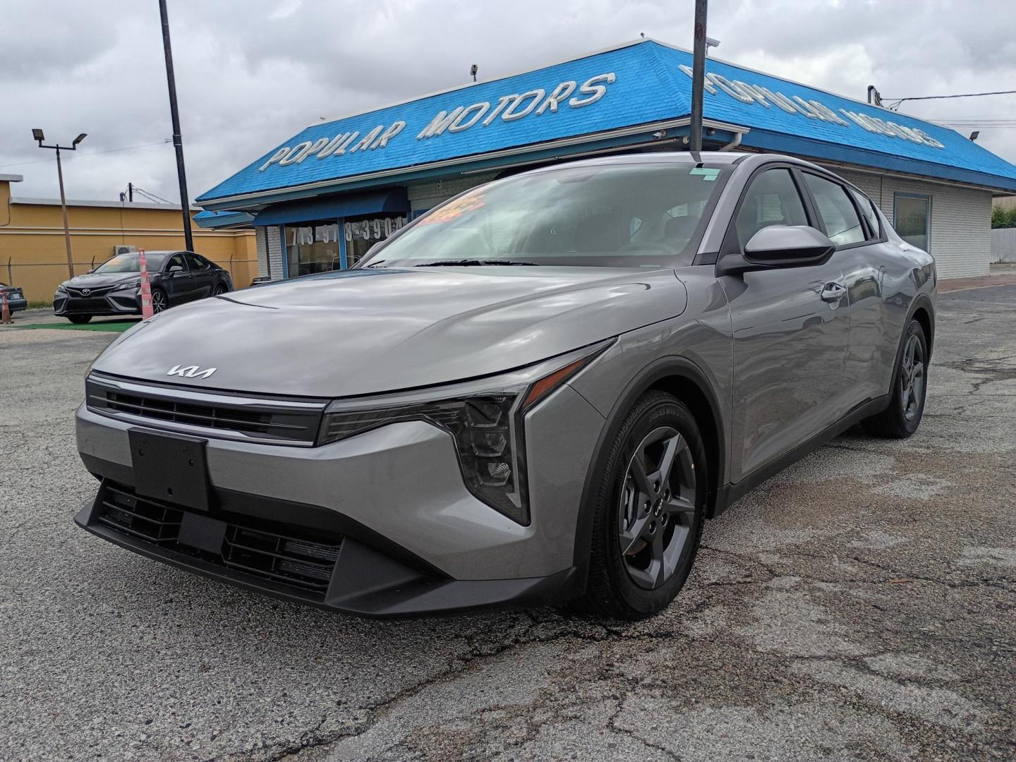 2025 Gray /Black Kia K4 LX (3KPFT4DE6SE) with an 2.0L L4 DOHC 16V engine, CVT transmission, located at 1842 Wirt Road, Houston, TX, 77055, (713) 973-3903, 29.805330, -95.484787 - Photo#0