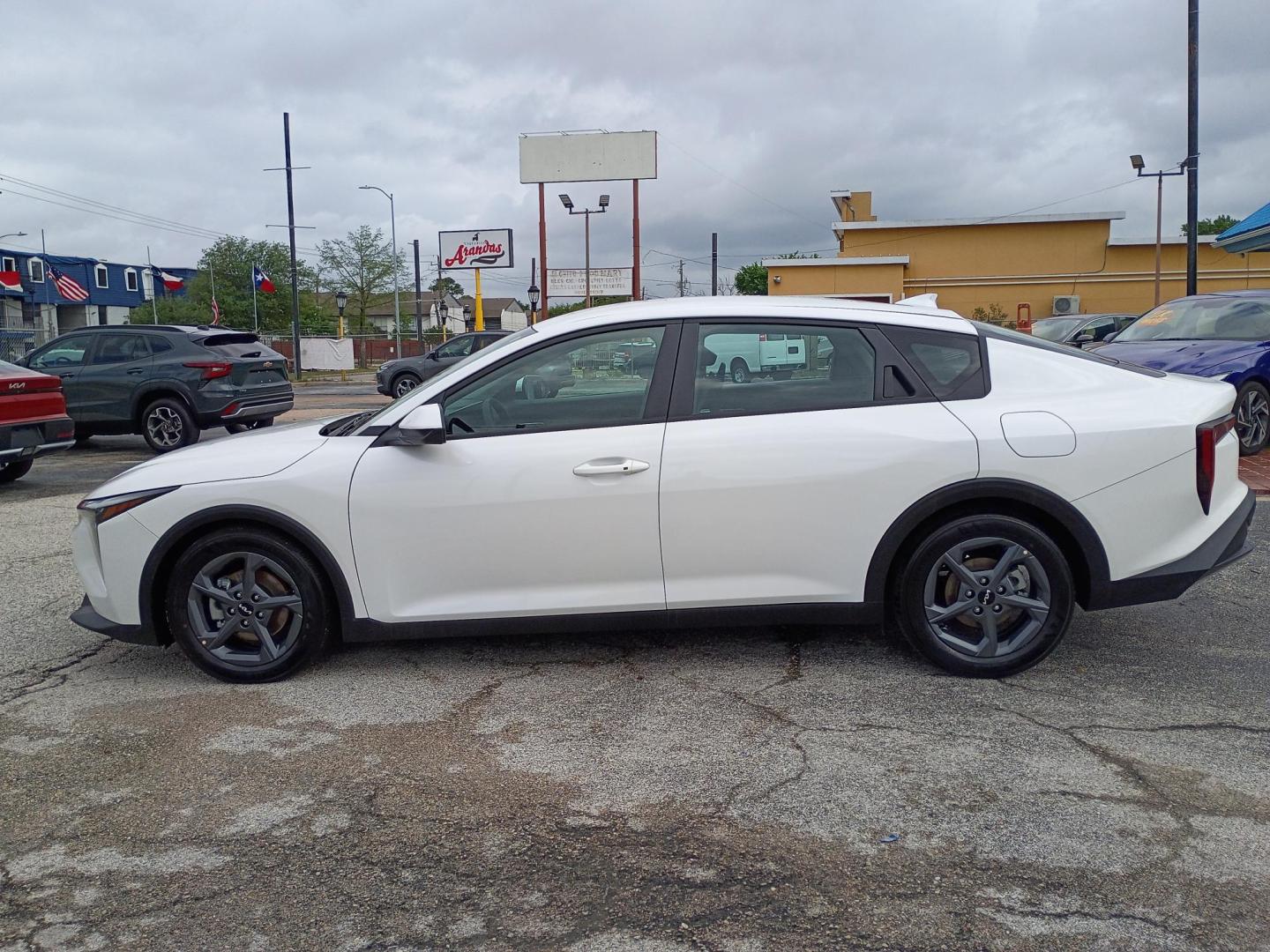 2025 White /Black Kia K4 LX (3KPFT4DE2SE) with an 2.0L L4 DOHC 16V engine, CVT transmission, located at 1842 Wirt Road, Houston, TX, 77055, (713) 973-3903, 29.805330, -95.484787 - Photo#1