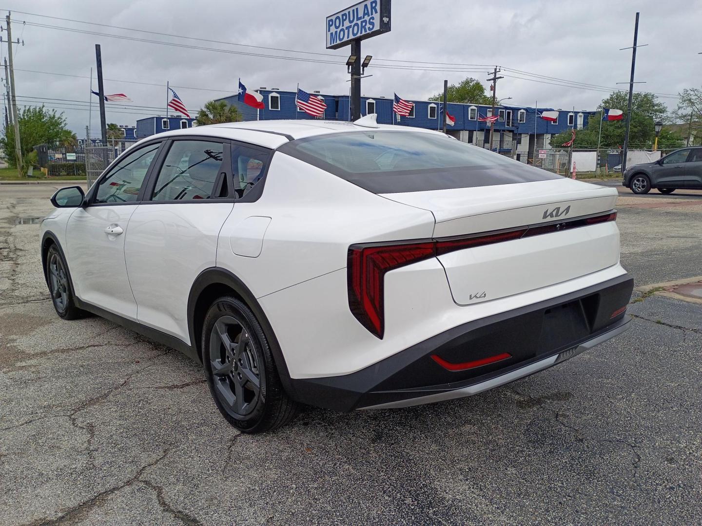 2025 White /Black Kia K4 LX (3KPFT4DE2SE) with an 2.0L L4 DOHC 16V engine, CVT transmission, located at 1842 Wirt Road, Houston, TX, 77055, (713) 973-3903, 29.805330, -95.484787 - Photo#2