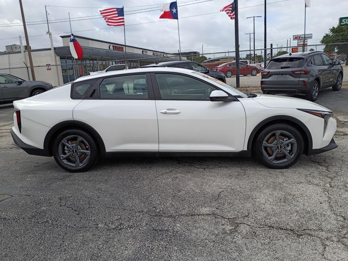 2025 White /Black Kia K4 LX (3KPFT4DE2SE) with an 2.0L L4 DOHC 16V engine, CVT transmission, located at 1842 Wirt Road, Houston, TX, 77055, (713) 973-3903, 29.805330, -95.484787 - Photo#5