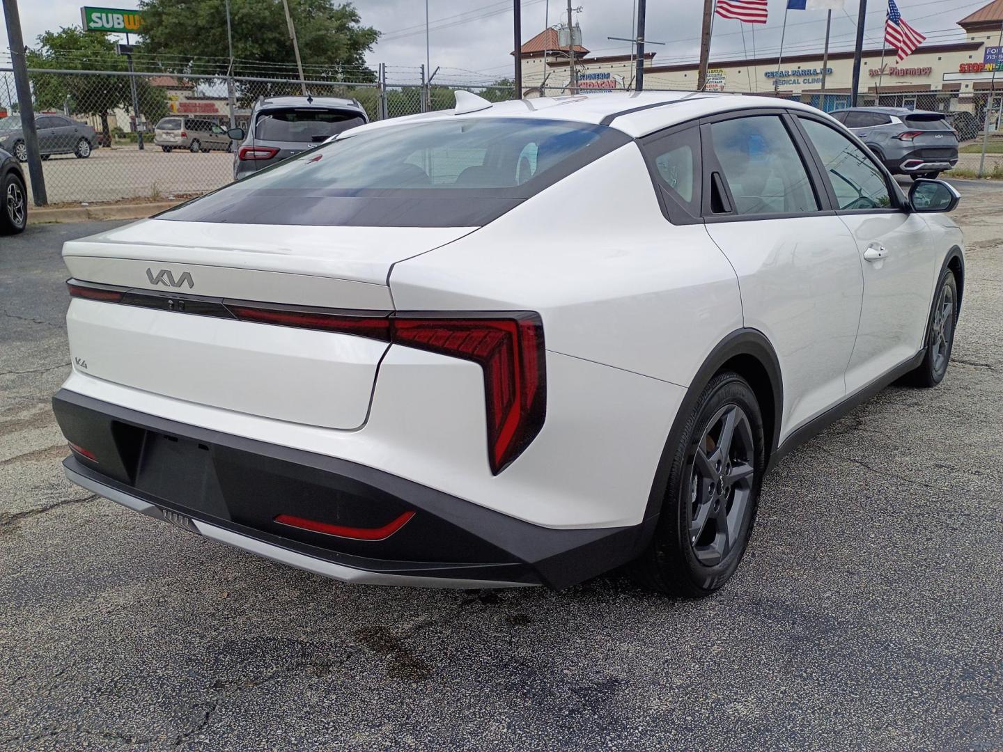 2025 White /Black Kia K4 LX (3KPFT4DE2SE) with an 2.0L L4 DOHC 16V engine, CVT transmission, located at 1842 Wirt Road, Houston, TX, 77055, (713) 973-3903, 29.805330, -95.484787 - Photo#4
