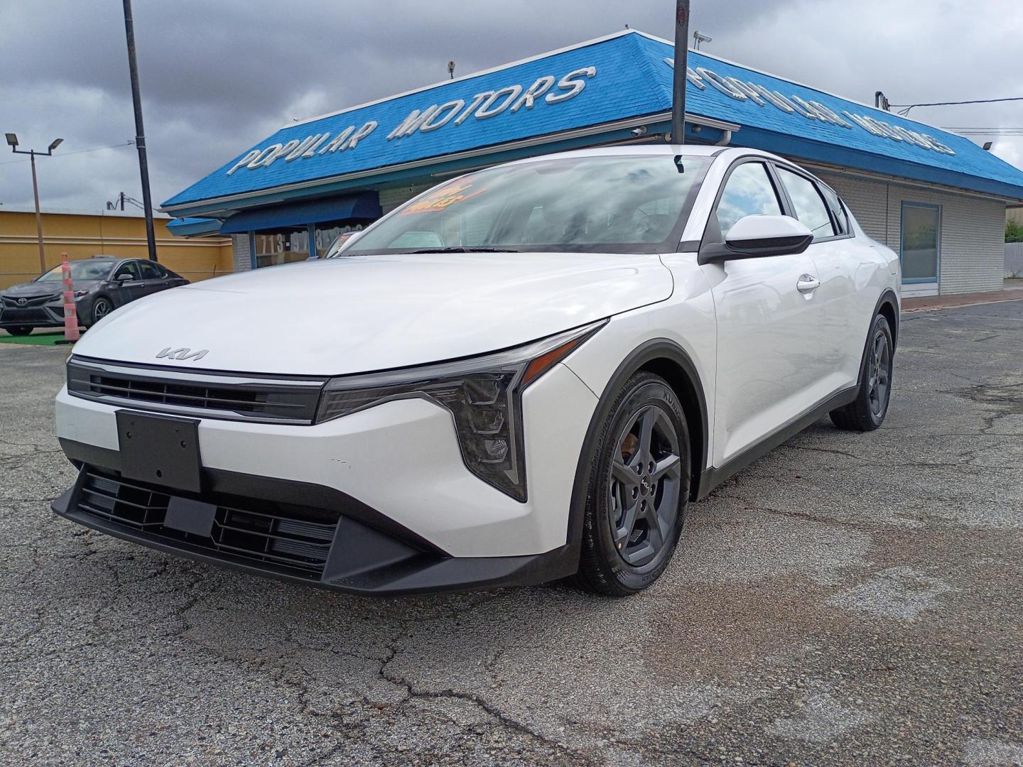 2025 White /Black Kia K4 LX (3KPFT4DE2SE) with an 2.0L L4 DOHC 16V engine, CVT transmission, located at 1842 Wirt Road, Houston, TX, 77055, (713) 973-3903, 29.805330, -95.484787 - Photo#0