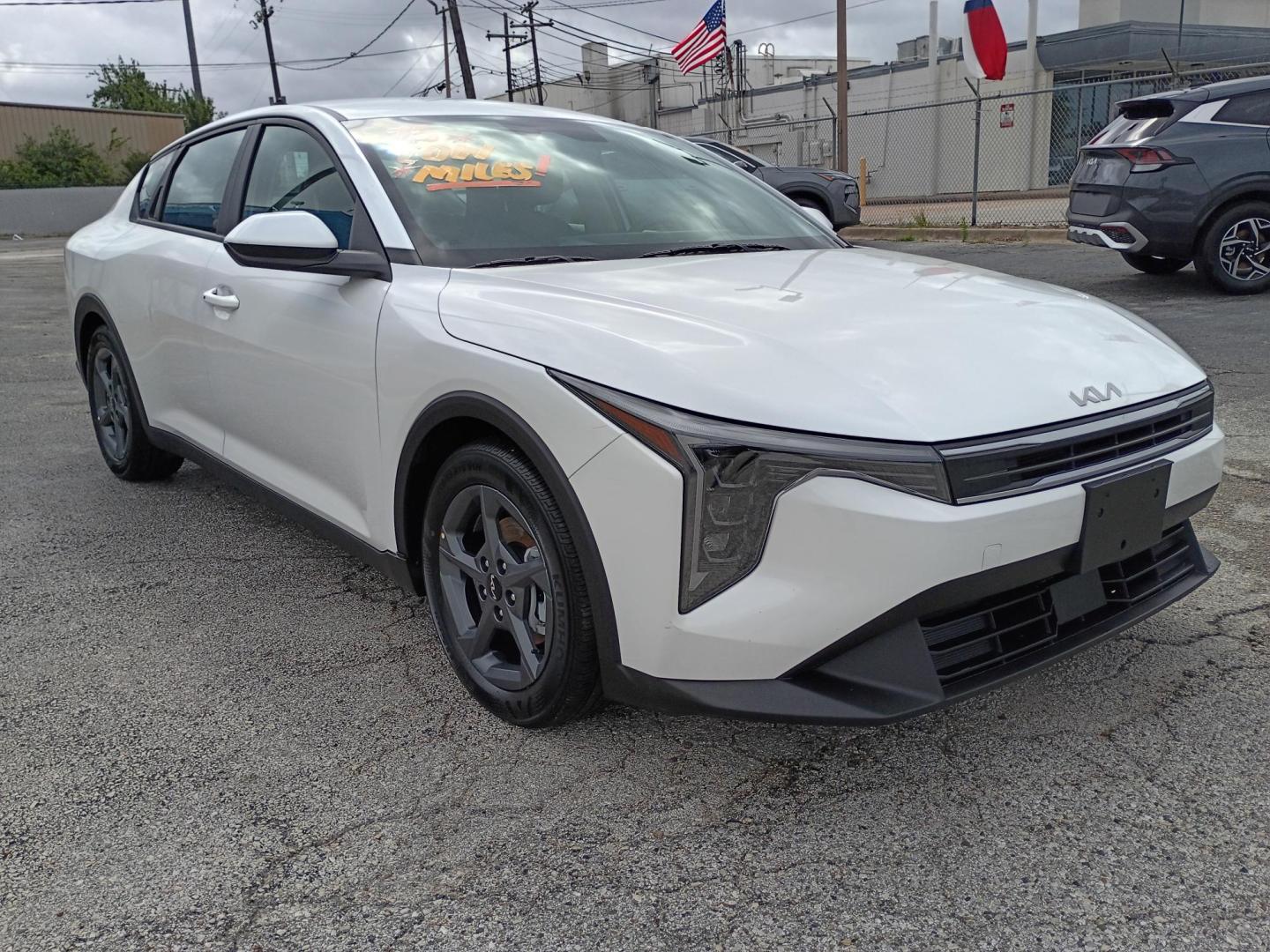 2025 White /Black Kia K4 LX (3KPFT4DE2SE) with an 2.0L L4 DOHC 16V engine, CVT transmission, located at 1842 Wirt Road, Houston, TX, 77055, (713) 973-3903, 29.805330, -95.484787 - Photo#6