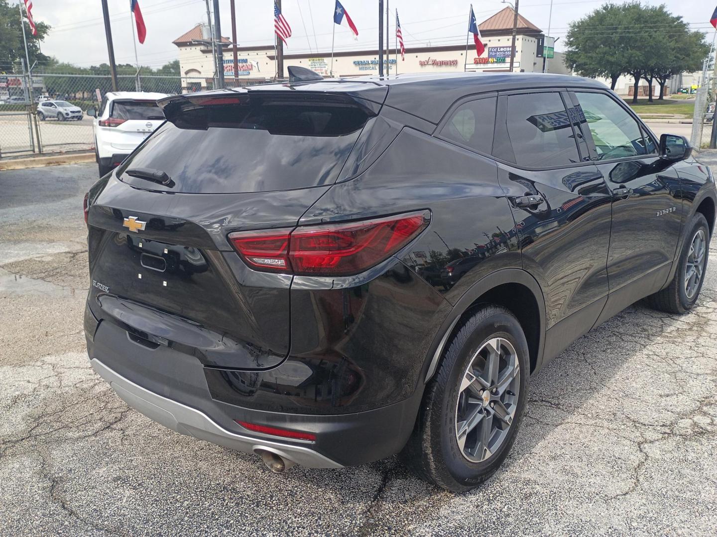2025 Black /Black Chevrolet Blazer 2LT (3GNKBCR41SS) with an 2.0L L4 DOHC 16 TURBO engine, 9A transmission, located at 1842 Wirt Road, Houston, TX, 77055, (713) 973-3903, 29.805330, -95.484787 - Photo#4