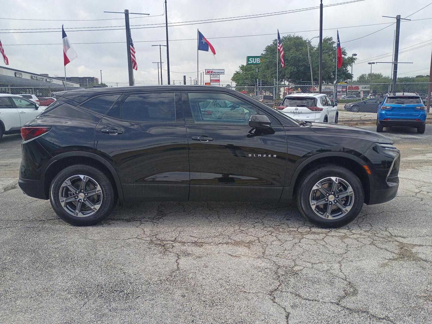 2025 Black /Black Chevrolet Blazer 2LT (3GNKBCR41SS) with an 2.0L L4 DOHC 16 TURBO engine, 9A transmission, located at 1842 Wirt Road, Houston, TX, 77055, (713) 973-3903, 29.805330, -95.484787 - Photo#5