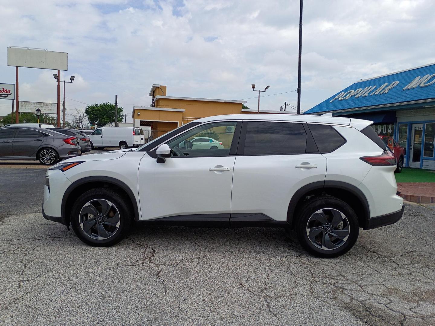 2025 White /Black Nissan Rogue SV AWD (5N1BT3BB6SC) with an 2.5L L4 DOHC 16V engine, CVT transmission, located at 1842 Wirt Road, Houston, TX, 77055, (713) 973-3903, 29.805330, -95.484787 - Photo#1