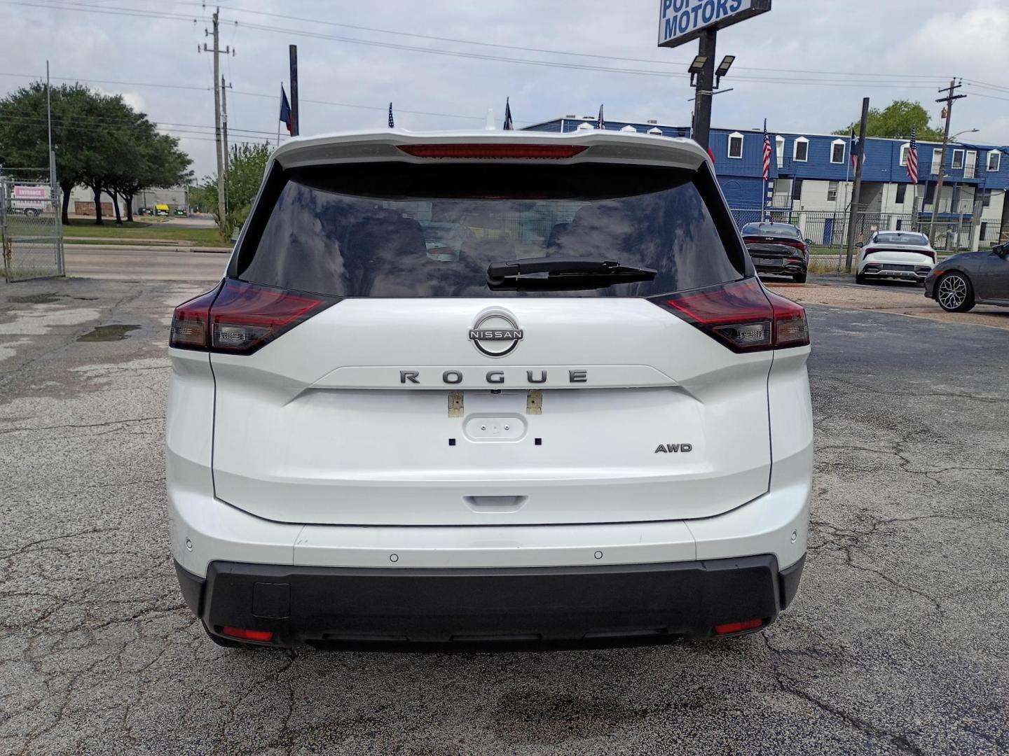 2025 White /Black Nissan Rogue SV AWD (5N1BT3BB6SC) with an 2.5L L4 DOHC 16V engine, CVT transmission, located at 1842 Wirt Road, Houston, TX, 77055, (713) 973-3903, 29.805330, -95.484787 - Photo#3