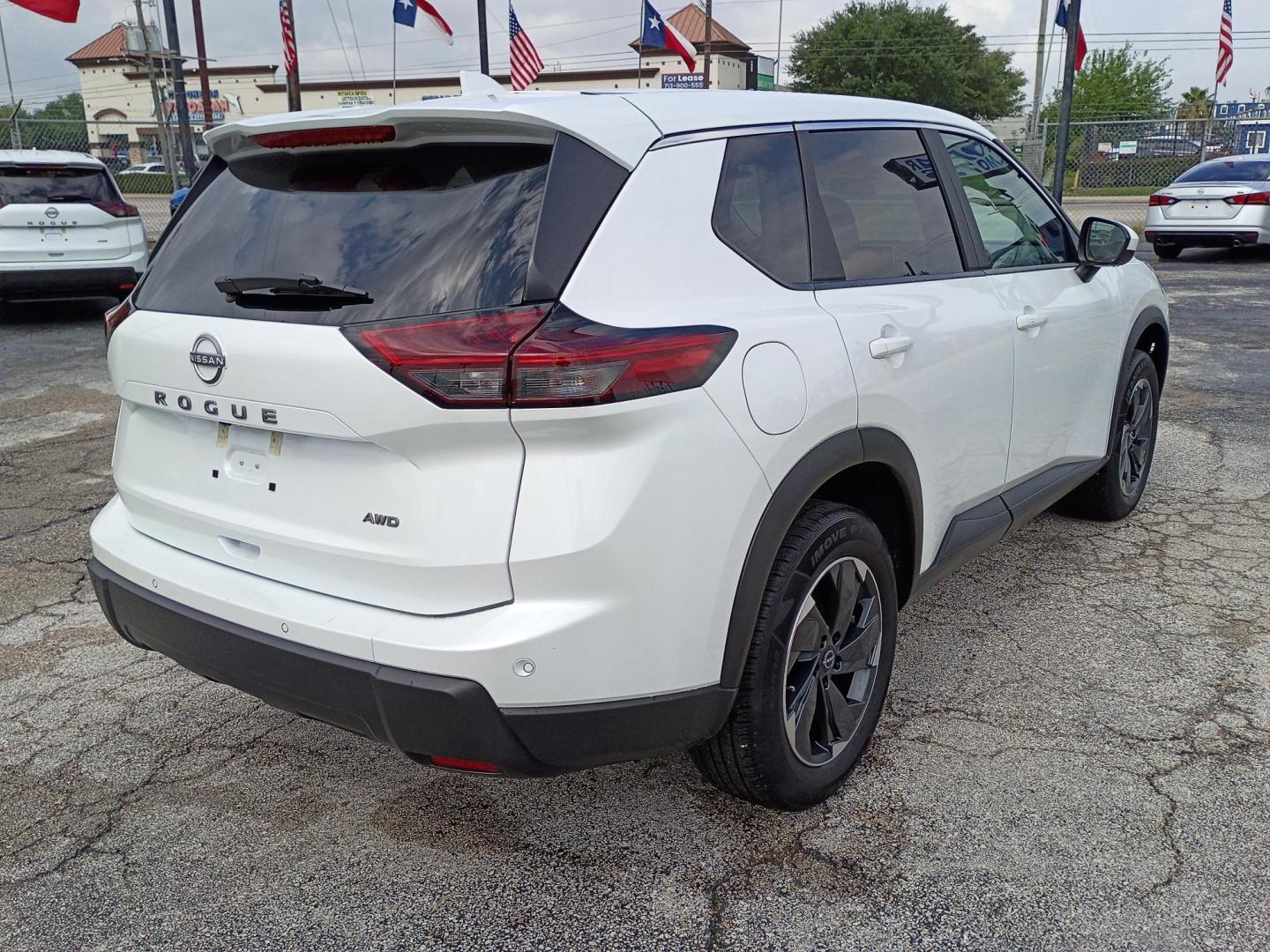 2025 White /Black Nissan Rogue SV AWD (5N1BT3BB6SC) with an 2.5L L4 DOHC 16V engine, CVT transmission, located at 1842 Wirt Road, Houston, TX, 77055, (713) 973-3903, 29.805330, -95.484787 - Photo#4