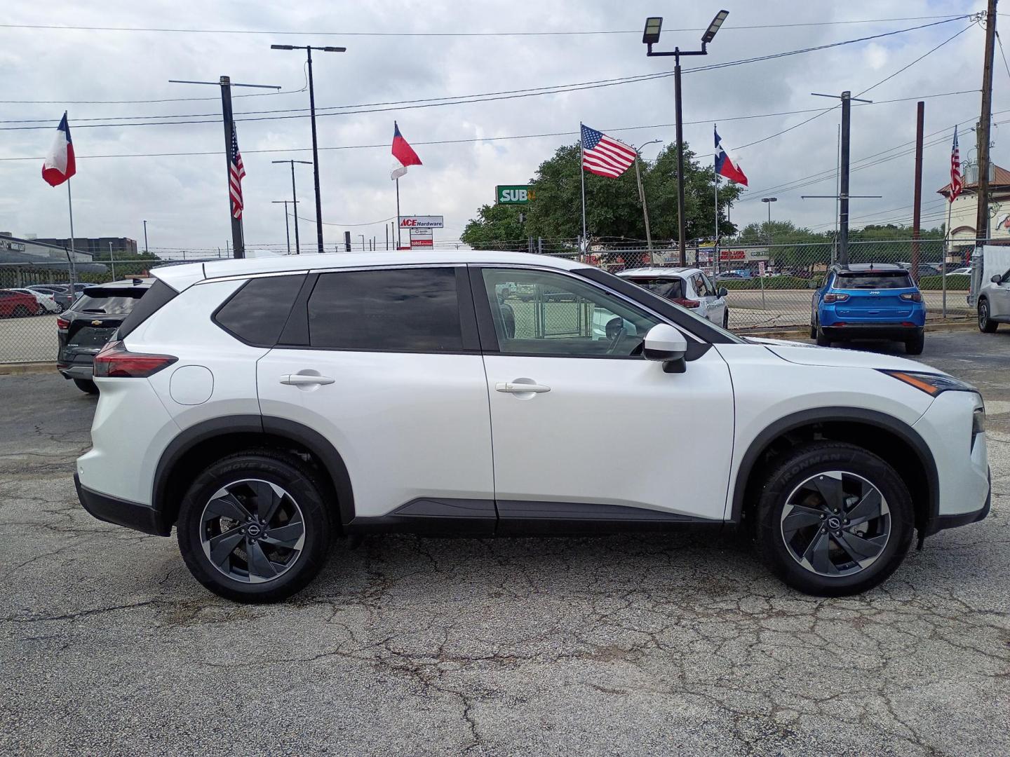2025 White /Black Nissan Rogue SV AWD (5N1BT3BB6SC) with an 2.5L L4 DOHC 16V engine, CVT transmission, located at 1842 Wirt Road, Houston, TX, 77055, (713) 973-3903, 29.805330, -95.484787 - Photo#5