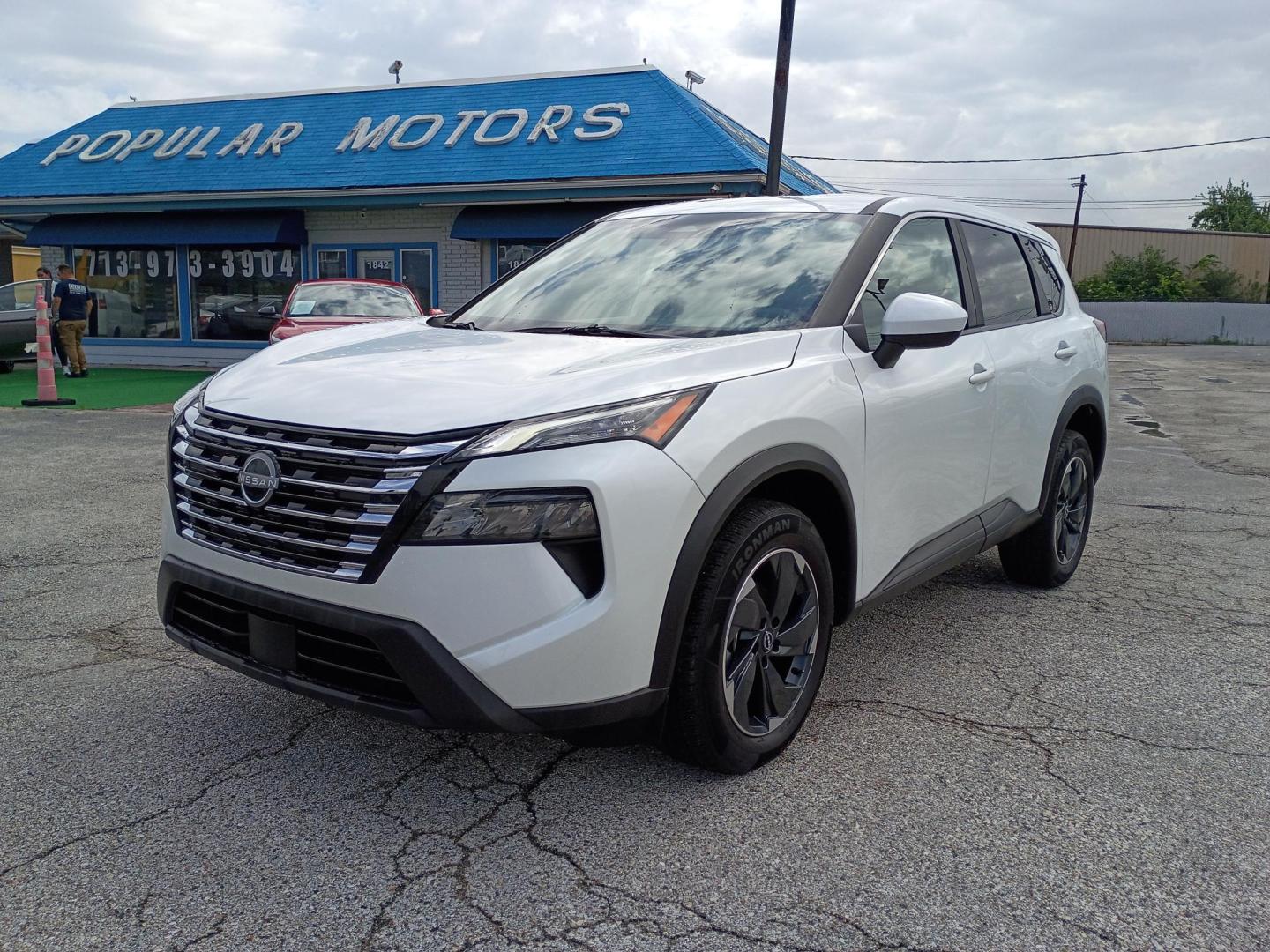 2025 White /Black Nissan Rogue SV AWD (5N1BT3BB6SC) with an 2.5L L4 DOHC 16V engine, CVT transmission, located at 1842 Wirt Road, Houston, TX, 77055, (713) 973-3903, 29.805330, -95.484787 - Photo#0