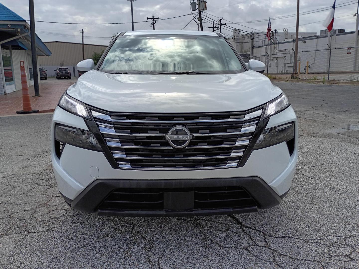 2025 White /Black Nissan Rogue SV AWD (5N1BT3BB6SC) with an 2.5L L4 DOHC 16V engine, CVT transmission, located at 1842 Wirt Road, Houston, TX, 77055, (713) 973-3903, 29.805330, -95.484787 - Photo#7