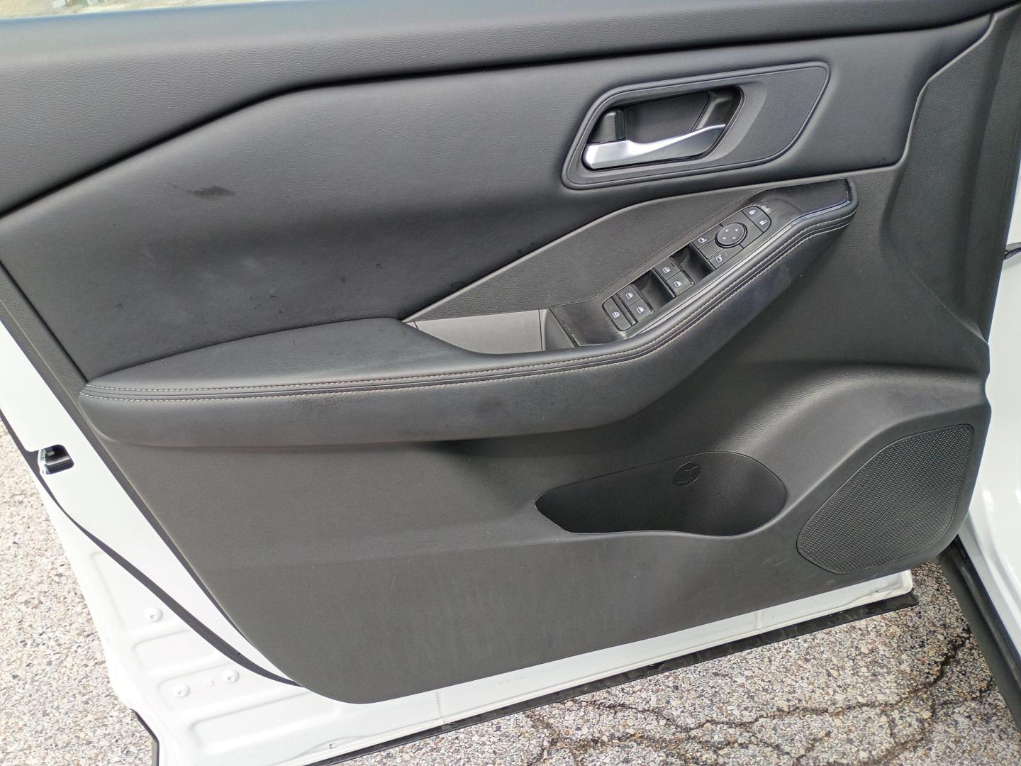 2025 White /Black Nissan Rogue SV AWD (5N1BT3BB6SC) with an 2.5L L4 DOHC 16V engine, CVT transmission, located at 1842 Wirt Road, Houston, TX, 77055, (713) 973-3903, 29.805330, -95.484787 - Photo#9