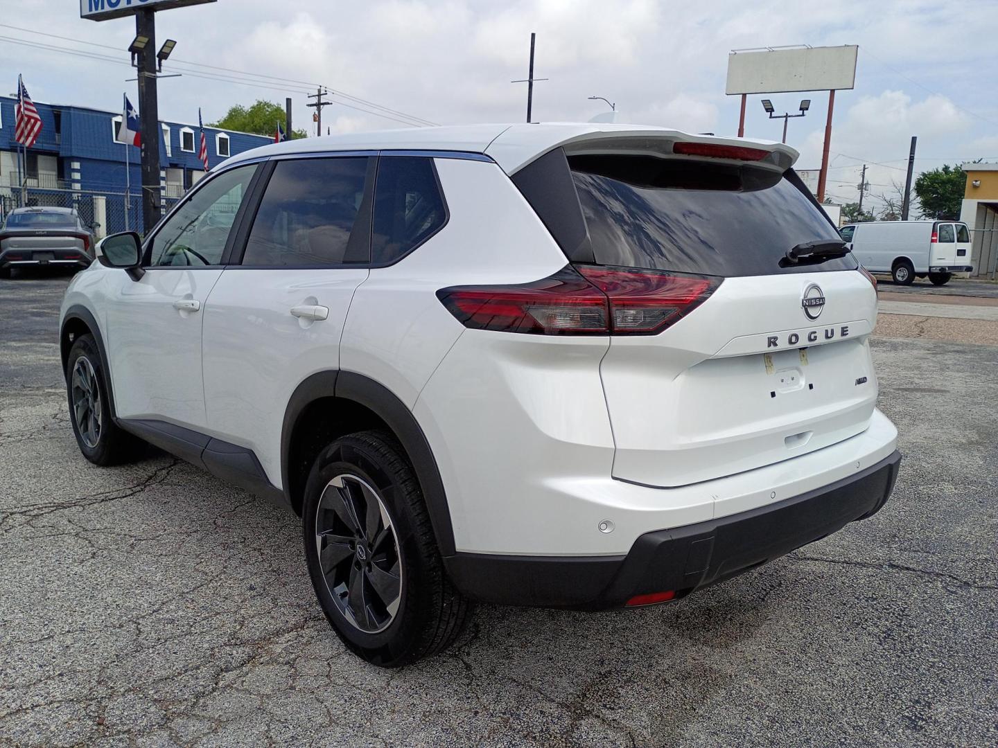 2025 White /Black Nissan Rogue SV AWD (5N1BT3BB6SC) with an 2.5L L4 DOHC 16V engine, CVT transmission, located at 1842 Wirt Road, Houston, TX, 77055, (713) 973-3903, 29.805330, -95.484787 - Photo#2