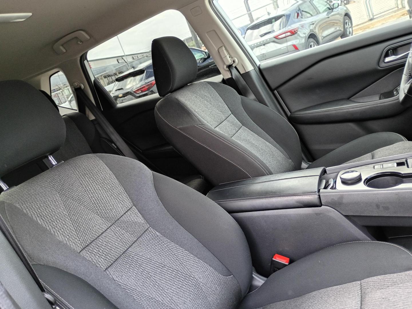 2025 White /Black Nissan Rogue SV AWD (5N1BT3BB6SC) with an 2.5L L4 DOHC 16V engine, CVT transmission, located at 1842 Wirt Road, Houston, TX, 77055, (713) 973-3903, 29.805330, -95.484787 - Photo#12