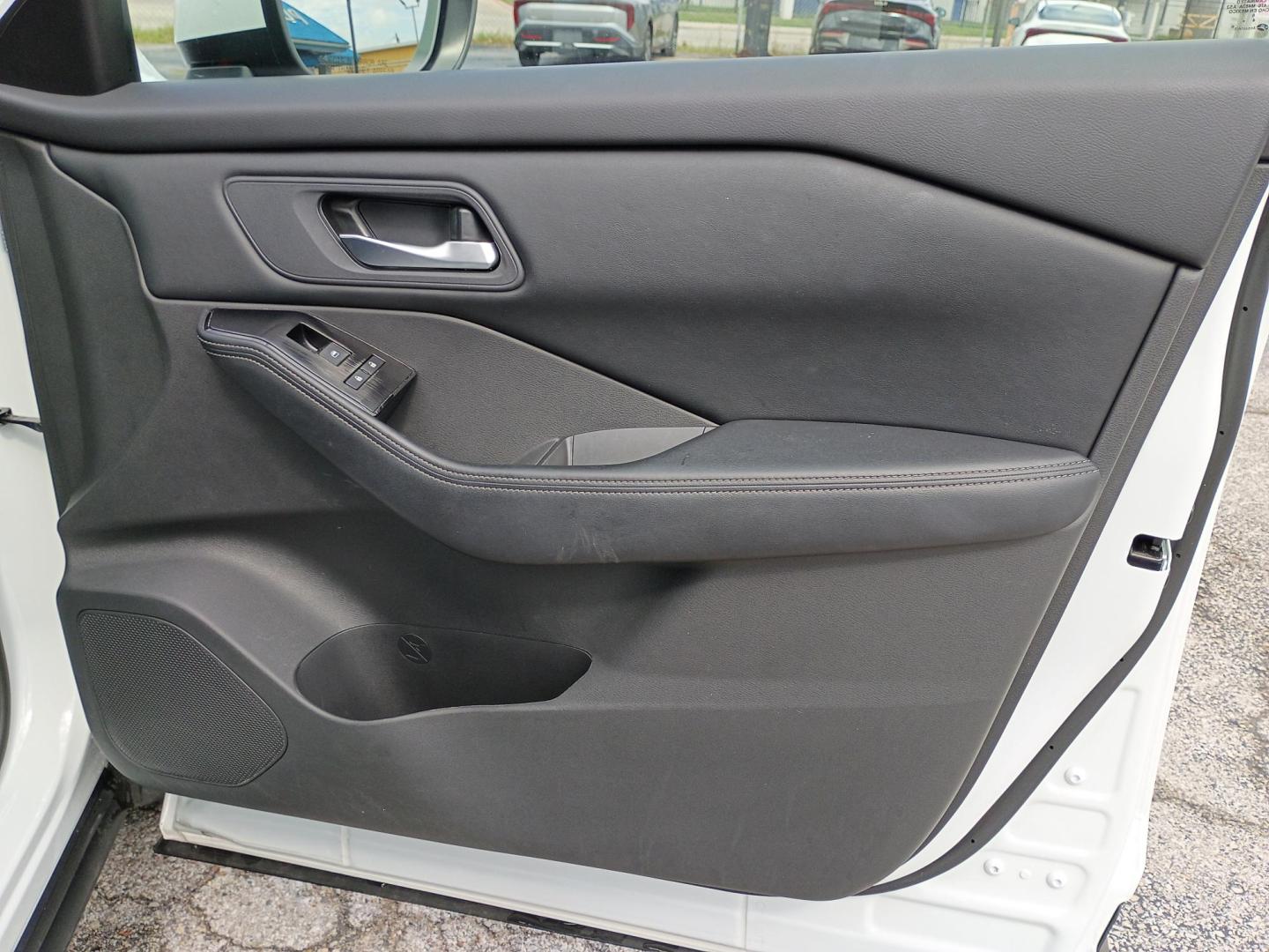 2025 White /Black Nissan Rogue SV AWD (5N1BT3BB6SC) with an 2.5L L4 DOHC 16V engine, CVT transmission, located at 1842 Wirt Road, Houston, TX, 77055, (713) 973-3903, 29.805330, -95.484787 - Photo#13