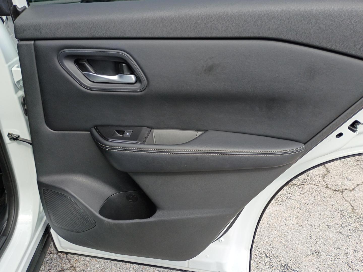 2025 White /Black Nissan Rogue SV AWD (5N1BT3BB6SC) with an 2.5L L4 DOHC 16V engine, CVT transmission, located at 1842 Wirt Road, Houston, TX, 77055, (713) 973-3903, 29.805330, -95.484787 - Photo#15