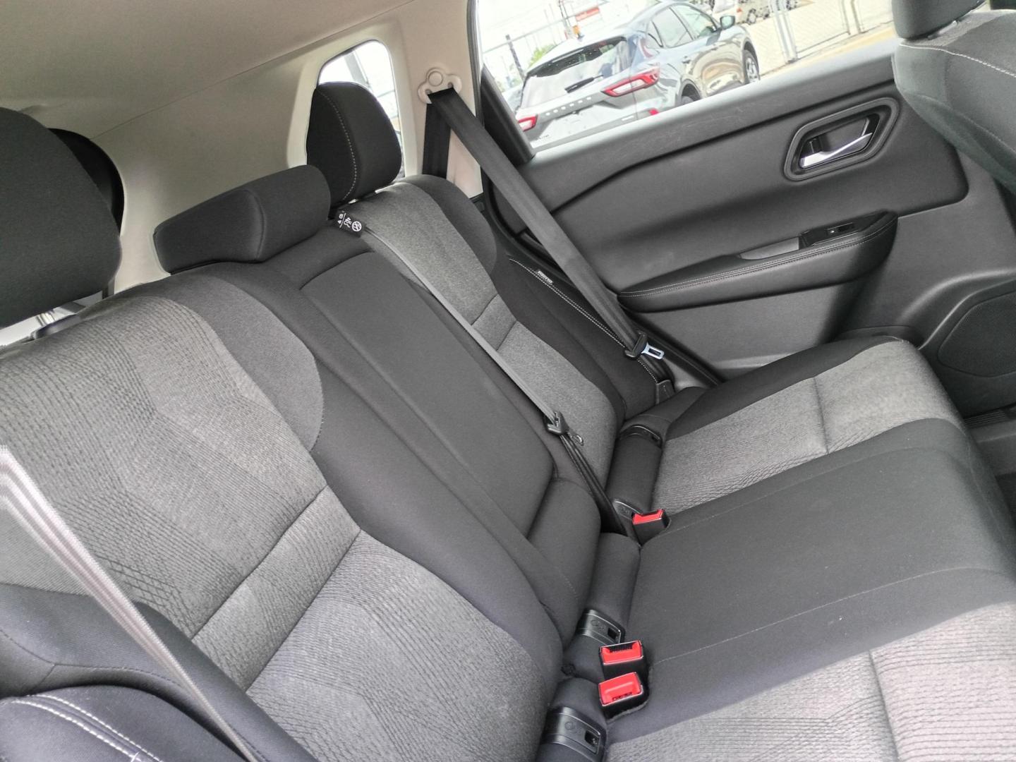 2025 White /Black Nissan Rogue SV AWD (5N1BT3BB6SC) with an 2.5L L4 DOHC 16V engine, CVT transmission, located at 1842 Wirt Road, Houston, TX, 77055, (713) 973-3903, 29.805330, -95.484787 - Photo#14