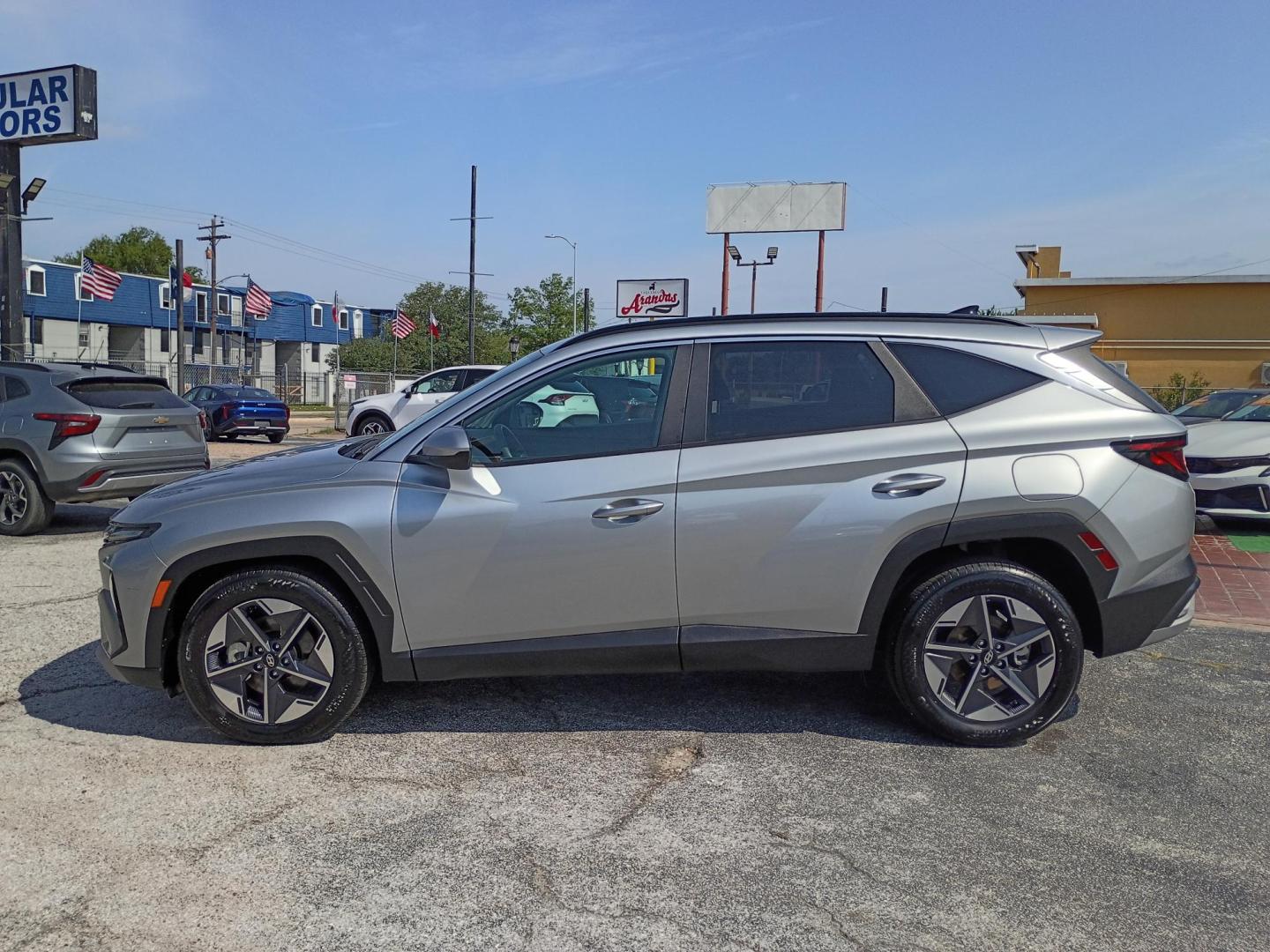 2025 Silver /Black Hyundai Tucson SEL (5NMJB3DE3SH) with an 2.5L L4 DOHC 16V engine, 8A transmission, located at 1842 Wirt Road, Houston, TX, 77055, (713) 973-3903, 29.805330, -95.484787 - Photo#1