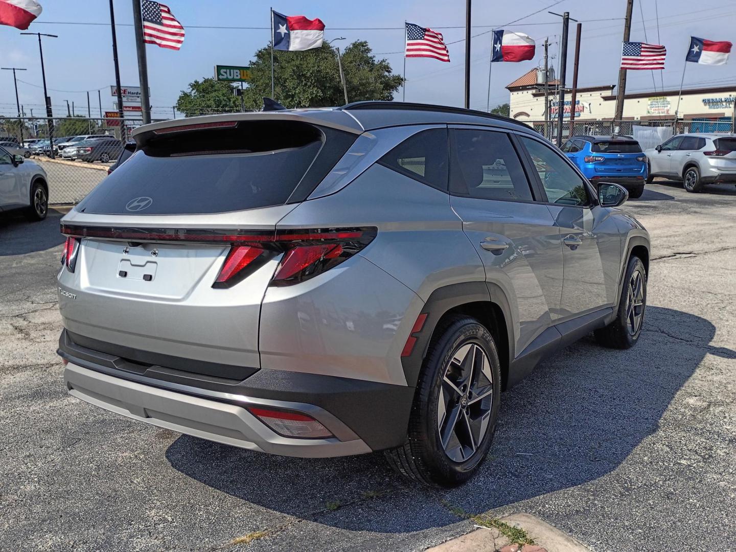 2025 Silver /Black Hyundai Tucson SEL (5NMJB3DE3SH) with an 2.5L L4 DOHC 16V engine, 8A transmission, located at 1842 Wirt Road, Houston, TX, 77055, (713) 973-3903, 29.805330, -95.484787 - Photo#4